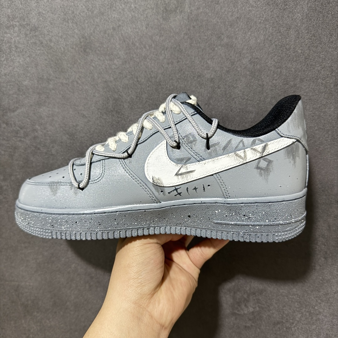 图片[2]-【定制版】Nike Air Force 1\’07 Low \”ootp\” 手绘涂鸦 水泥墙 空军一号低帮休闲板鞋 CW2288-110  鞋面斑驳的泼墨纹理与粗粝的中底颗粒感，还原了老巷墙面的岁月痕迹；红蓝色涂鸦笔触与粗棉鞋带，注入随性不羁的街头艺术气息，让每一步都带着复古与叛逆的碰撞  尺码：36 37 37.5 38 39 39.5 40 40.5 41.5 42 42.5 43.5 44 45-选品中心