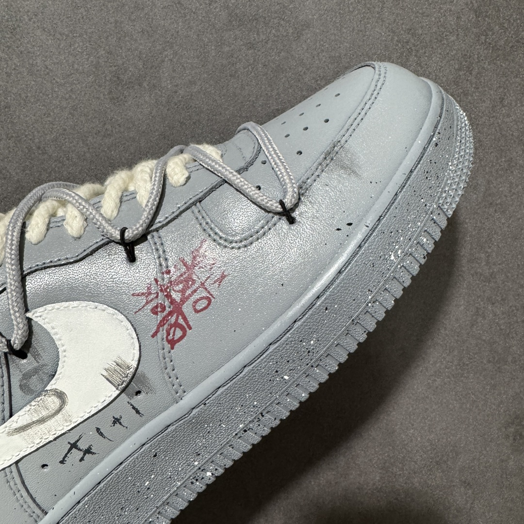 图片[7]-【定制版】Nike Air Force 1\’07 Low \”ootp\” 手绘涂鸦 水泥墙 空军一号低帮休闲板鞋 CW2288-110  鞋面斑驳的泼墨纹理与粗粝的中底颗粒感，还原了老巷墙面的岁月痕迹；红蓝色涂鸦笔触与粗棉鞋带，注入随性不羁的街头艺术气息，让每一步都带着复古与叛逆的碰撞  尺码：36 37 37.5 38 39 39.5 40 40.5 41.5 42 42.5 43.5 44 45-选品中心