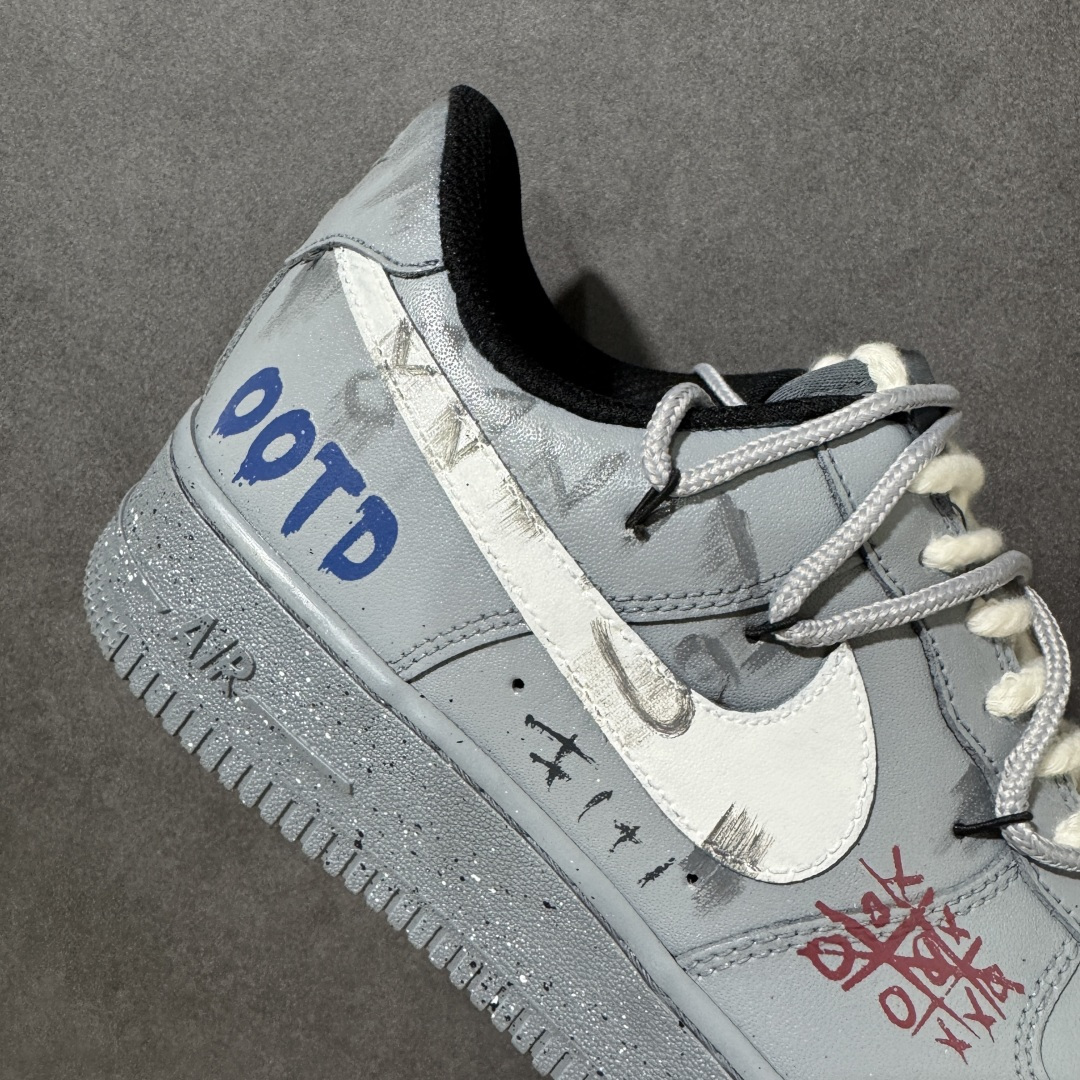图片[8]-【定制版】Nike Air Force 1\’07 Low \”ootp\” 手绘涂鸦 水泥墙 空军一号低帮休闲板鞋 CW2288-110  鞋面斑驳的泼墨纹理与粗粝的中底颗粒感，还原了老巷墙面的岁月痕迹；红蓝色涂鸦笔触与粗棉鞋带，注入随性不羁的街头艺术气息，让每一步都带着复古与叛逆的碰撞  尺码：36 37 37.5 38 39 39.5 40 40.5 41.5 42 42.5 43.5 44 45-选品中心