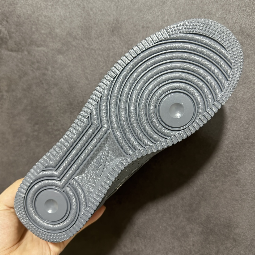 图片[9]-【定制版】Nike Air Force 1\’07 Low \”ootp\” 手绘涂鸦 水泥墙 空军一号低帮休闲板鞋 CW2288-110  鞋面斑驳的泼墨纹理与粗粝的中底颗粒感，还原了老巷墙面的岁月痕迹；红蓝色涂鸦笔触与粗棉鞋带，注入随性不羁的街头艺术气息，让每一步都带着复古与叛逆的碰撞  尺码：36 37 37.5 38 39 39.5 40 40.5 41.5 42 42.5 43.5 44 45-选品中心