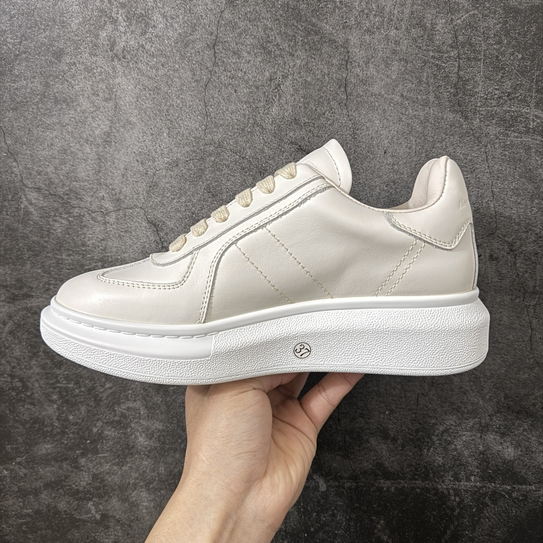 图片[2]-【HT纯原礼盒版】Alexander McQueen/亚历山大麦昆松糕鞋厚底增高小白鞋 米色 全市场配色最齐(100+配色) 性价比最高 同价位品质无敌 进口丝绸亚光原版正品 水染羊皮内里 羊皮垫脚 回弹度到位 耐磨又舒适 鞋底厚4.5cm 全套原版包装 配件齐全 官方一致 凹凸定制正品原盒包装 右脚鞋舌嵌入防伪芯片装置 外盒鞋标官方二维码扫码+防伪芯片 尺码：35-45-选品中心