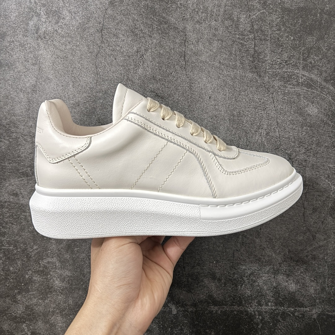 【HT纯原礼盒版】Alexander McQueen/亚历山大麦昆松糕鞋厚底增高小白鞋 米色 全市场配色最齐(100+配色) 性价比最高 同价位品质无敌 进口丝绸亚光原版正品 水染羊皮内里 羊皮垫脚 回弹度到位 耐磨又舒适 鞋底厚4.5cm 全套原版包装 配件齐全 官方一致 凹凸定制正品原盒包装 右脚鞋舌嵌入防伪芯片装置 外盒鞋标官方二维码扫码+防伪芯片 尺码：35-45-选品中心