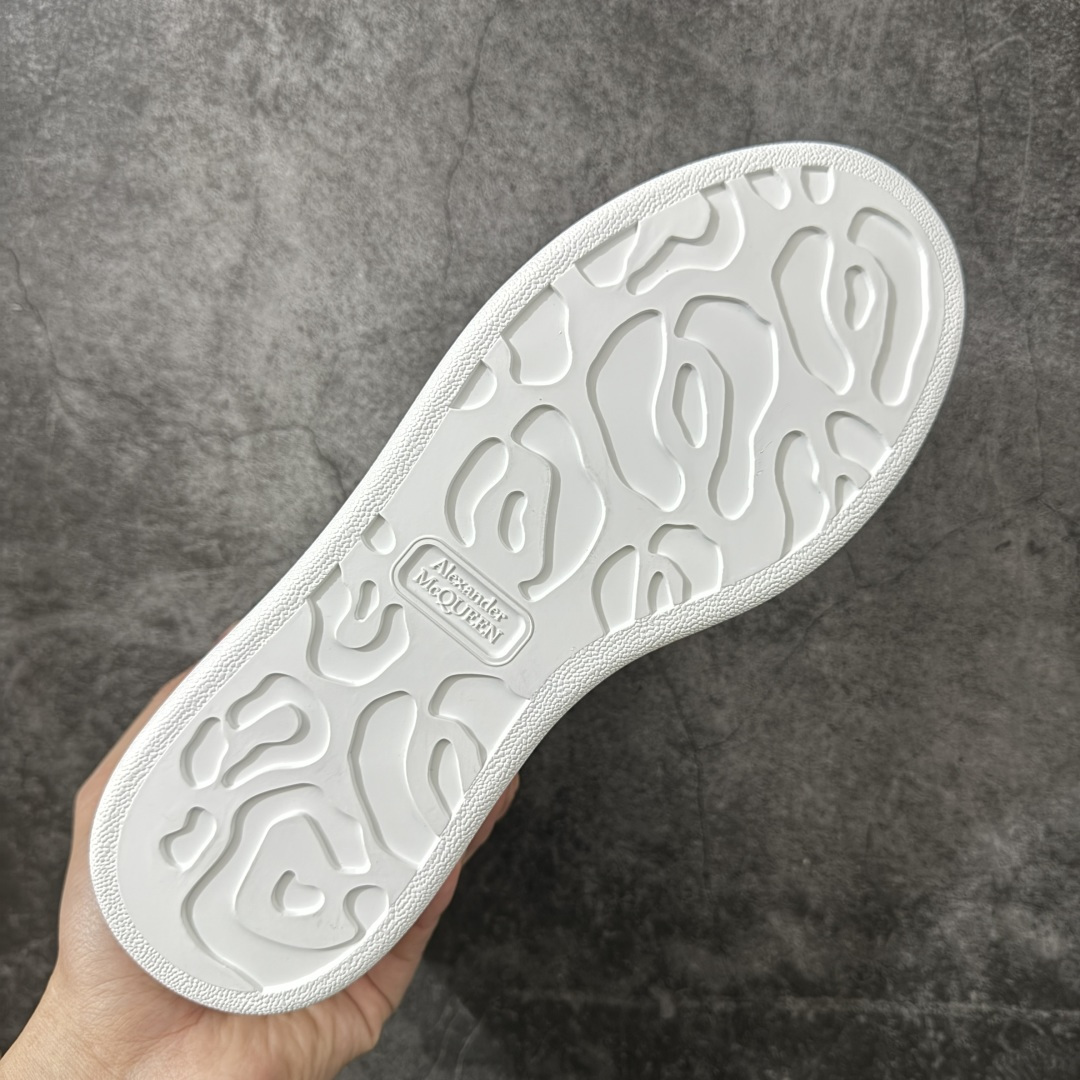 图片[9]-【HT纯原礼盒版】Alexander McQueen/亚历山大麦昆松糕鞋厚底增高小白鞋 米色 全市场配色最齐(100+配色) 性价比最高 同价位品质无敌 进口丝绸亚光原版正品 水染羊皮内里 羊皮垫脚 回弹度到位 耐磨又舒适 鞋底厚4.5cm 全套原版包装 配件齐全 官方一致 凹凸定制正品原盒包装 右脚鞋舌嵌入防伪芯片装置 外盒鞋标官方二维码扫码+防伪芯片 尺码：35-45-选品中心