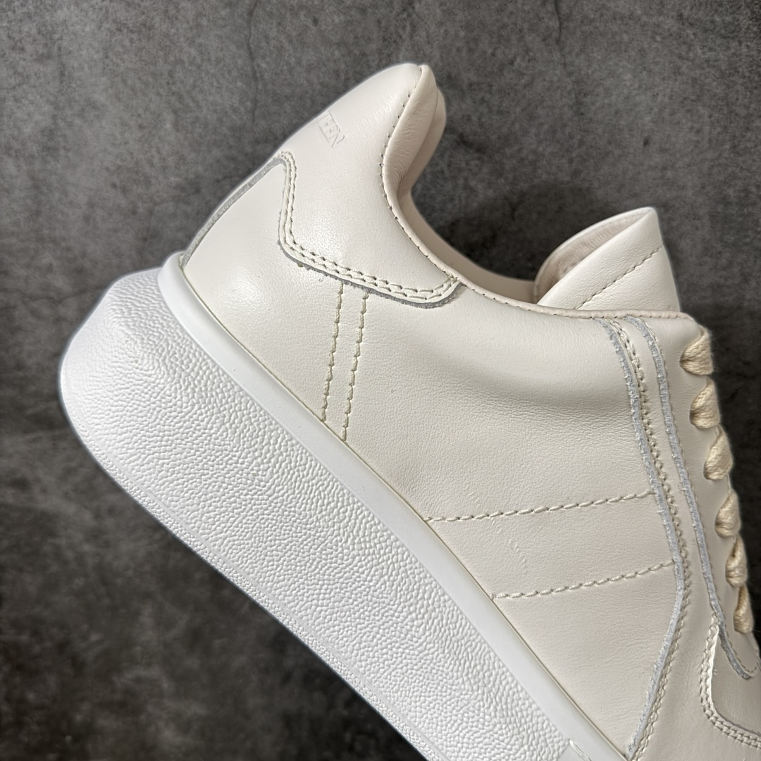 图片[7]-【HT纯原礼盒版】Alexander McQueen/亚历山大麦昆松糕鞋厚底增高小白鞋 米色 全市场配色最齐(100+配色) 性价比最高 同价位品质无敌 进口丝绸亚光原版正品 水染羊皮内里 羊皮垫脚 回弹度到位 耐磨又舒适 鞋底厚4.5cm 全套原版包装 配件齐全 官方一致 凹凸定制正品原盒包装 右脚鞋舌嵌入防伪芯片装置 外盒鞋标官方二维码扫码+防伪芯片 尺码：35-45-选品中心