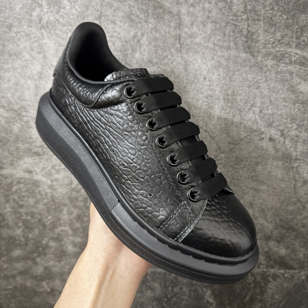 图片[3]-【HT纯原礼盒版】Alexander McQueen/亚历山大麦昆松糕鞋厚底增高小白鞋 黑象纹黑底 全黑纯黑色 全市场配色最齐(100+配色) 性价比最高 同价位品质无敌 进口丝绸亚光原版正品 水染羊皮内里 羊皮垫脚 回弹度到位 耐磨又舒适 鞋底厚4.5cm 全套原版包装 配件齐全 官方一致 凹凸定制正品原盒包装 右脚鞋舌嵌入防伪芯片装置 外盒鞋标官方二维码扫码+防伪芯片 尺码：40-45-选品中心