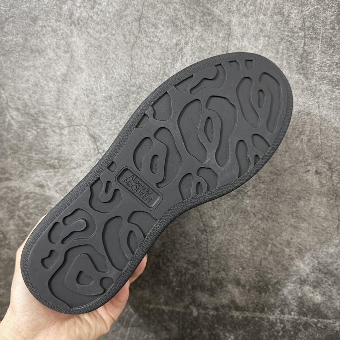 图片[9]-【HT纯原礼盒版】Alexander McQueen/亚历山大麦昆松糕鞋厚底增高小白鞋 黑象纹黑底 全黑纯黑色 全市场配色最齐(100+配色) 性价比最高 同价位品质无敌 进口丝绸亚光原版正品 水染羊皮内里 羊皮垫脚 回弹度到位 耐磨又舒适 鞋底厚4.5cm 全套原版包装 配件齐全 官方一致 凹凸定制正品原盒包装 右脚鞋舌嵌入防伪芯片装置 外盒鞋标官方二维码扫码+防伪芯片 尺码：40-45-选品中心