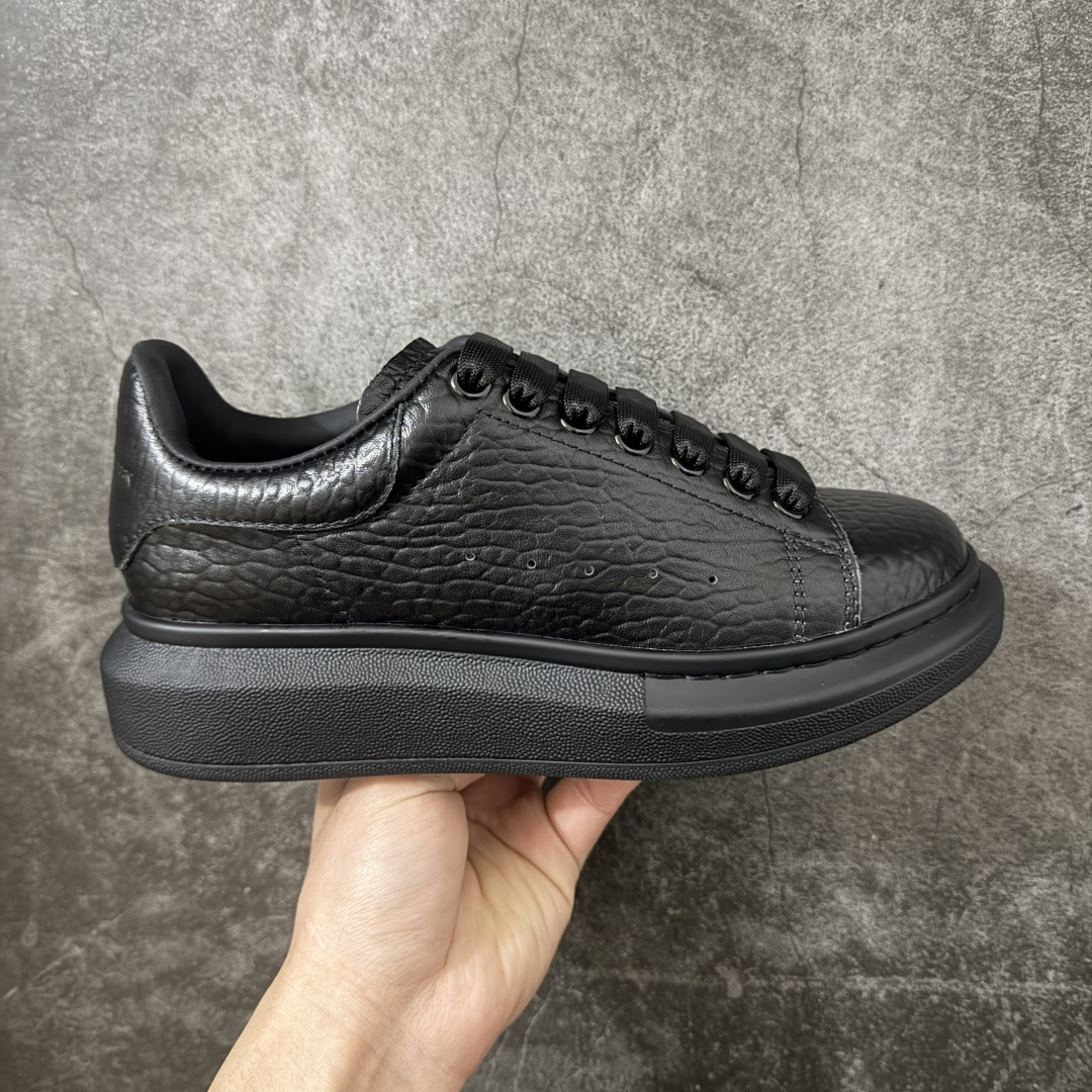 【HT纯原礼盒版】Alexander McQueen/亚历山大麦昆松糕鞋厚底增高小白鞋 黑象纹黑底 全黑纯黑色 全市场配色最齐(100+配色) 性价比最高 同价位品质无敌 进口丝绸亚光原版正品 水染羊皮内里 羊皮垫脚 回弹度到位 耐磨又舒适 鞋底厚4.5cm 全套原版包装 配件齐全 官方一致 凹凸定制正品原盒包装 右脚鞋舌嵌入防伪芯片装置 外盒鞋标官方二维码扫码+防伪芯片 尺码：40-45-选品中心