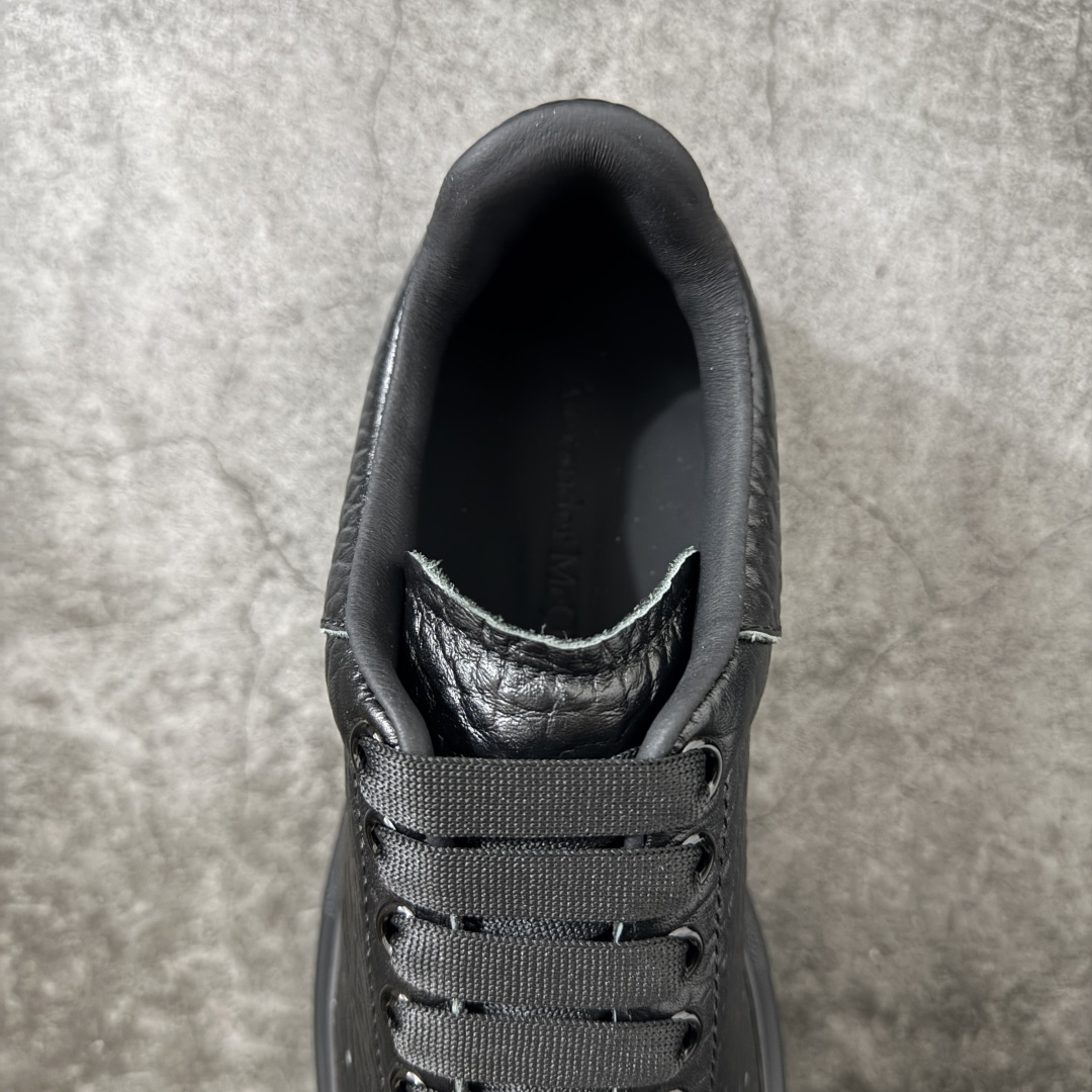 图片[8]-【HT纯原礼盒版】Alexander McQueen/亚历山大麦昆松糕鞋厚底增高小白鞋 黑象纹黑底 全黑纯黑色 全市场配色最齐(100+配色) 性价比最高 同价位品质无敌 进口丝绸亚光原版正品 水染羊皮内里 羊皮垫脚 回弹度到位 耐磨又舒适 鞋底厚4.5cm 全套原版包装 配件齐全 官方一致 凹凸定制正品原盒包装 右脚鞋舌嵌入防伪芯片装置 外盒鞋标官方二维码扫码+防伪芯片 尺码：40-45-选品中心