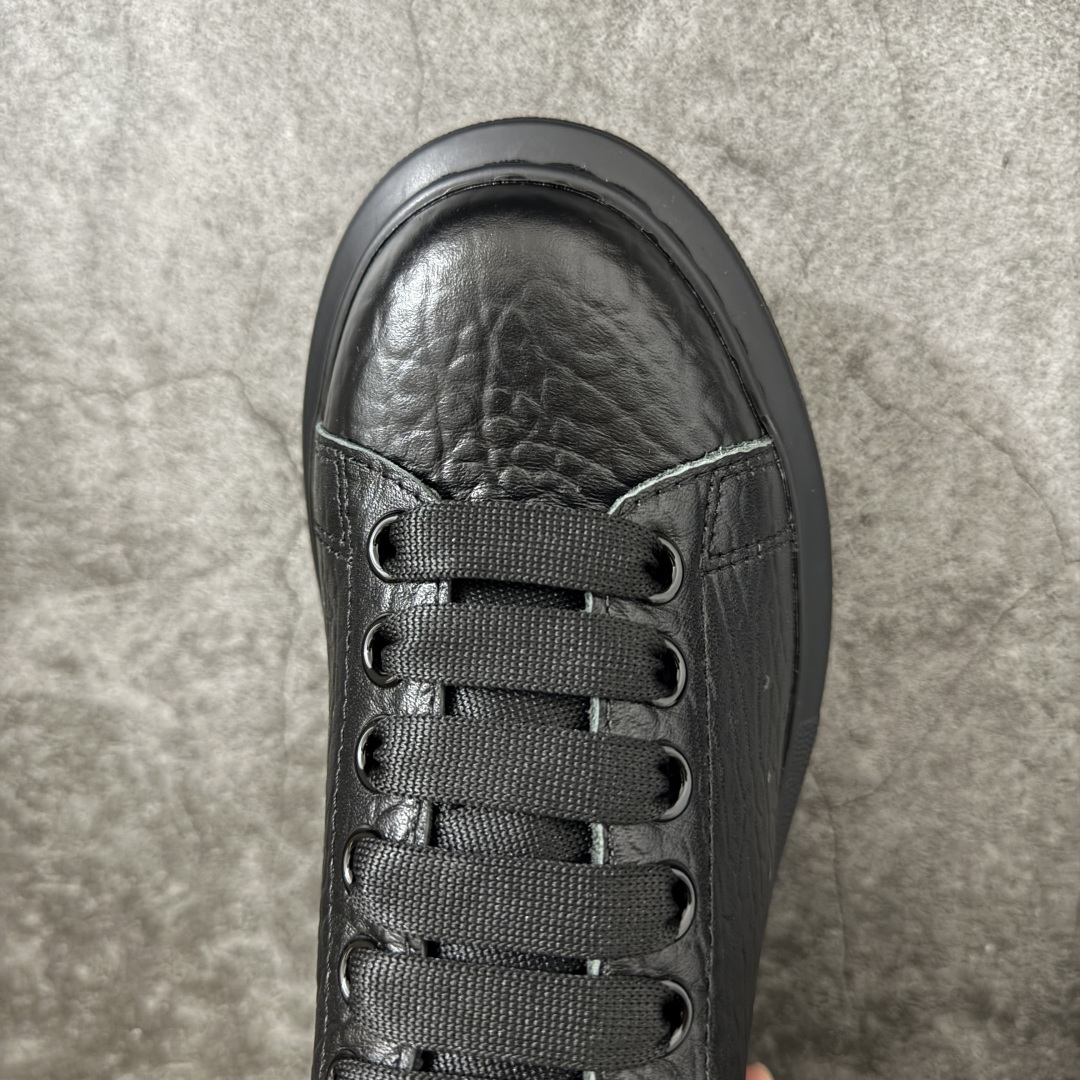 图片[5]-【HT纯原礼盒版】Alexander McQueen/亚历山大麦昆松糕鞋厚底增高小白鞋 黑象纹黑底 全黑纯黑色 全市场配色最齐(100+配色) 性价比最高 同价位品质无敌 进口丝绸亚光原版正品 水染羊皮内里 羊皮垫脚 回弹度到位 耐磨又舒适 鞋底厚4.5cm 全套原版包装 配件齐全 官方一致 凹凸定制正品原盒包装 右脚鞋舌嵌入防伪芯片装置 外盒鞋标官方二维码扫码+防伪芯片 尺码：40-45-选品中心