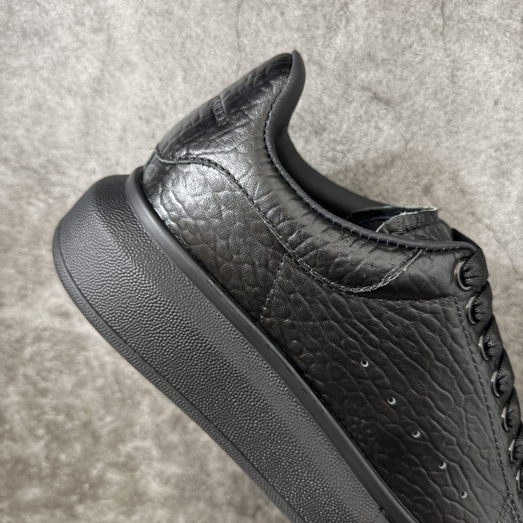 图片[7]-【HT纯原礼盒版】Alexander McQueen/亚历山大麦昆松糕鞋厚底增高小白鞋 黑象纹黑底 全黑纯黑色 全市场配色最齐(100+配色) 性价比最高 同价位品质无敌 进口丝绸亚光原版正品 水染羊皮内里 羊皮垫脚 回弹度到位 耐磨又舒适 鞋底厚4.5cm 全套原版包装 配件齐全 官方一致 凹凸定制正品原盒包装 右脚鞋舌嵌入防伪芯片装置 外盒鞋标官方二维码扫码+防伪芯片 尺码：40-45-选品中心