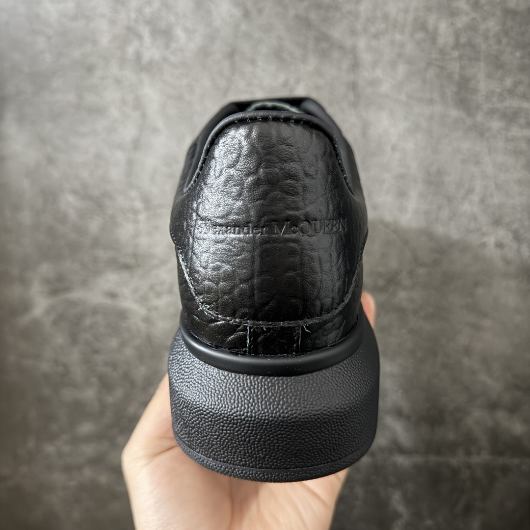 图片[4]-【HT纯原礼盒版】Alexander McQueen/亚历山大麦昆松糕鞋厚底增高小白鞋 黑象纹黑底 全黑纯黑色 全市场配色最齐(100+配色) 性价比最高 同价位品质无敌 进口丝绸亚光原版正品 水染羊皮内里 羊皮垫脚 回弹度到位 耐磨又舒适 鞋底厚4.5cm 全套原版包装 配件齐全 官方一致 凹凸定制正品原盒包装 右脚鞋舌嵌入防伪芯片装置 外盒鞋标官方二维码扫码+防伪芯片 尺码：40-45-选品中心