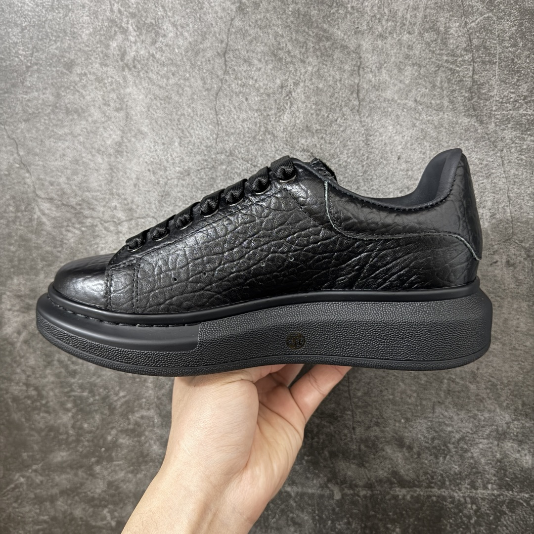 图片[2]-【HT纯原礼盒版】Alexander McQueen/亚历山大麦昆松糕鞋厚底增高小白鞋 黑象纹黑底 全黑纯黑色 全市场配色最齐(100+配色) 性价比最高 同价位品质无敌 进口丝绸亚光原版正品 水染羊皮内里 羊皮垫脚 回弹度到位 耐磨又舒适 鞋底厚4.5cm 全套原版包装 配件齐全 官方一致 凹凸定制正品原盒包装 右脚鞋舌嵌入防伪芯片装置 外盒鞋标官方二维码扫码+防伪芯片 尺码：40-45-选品中心