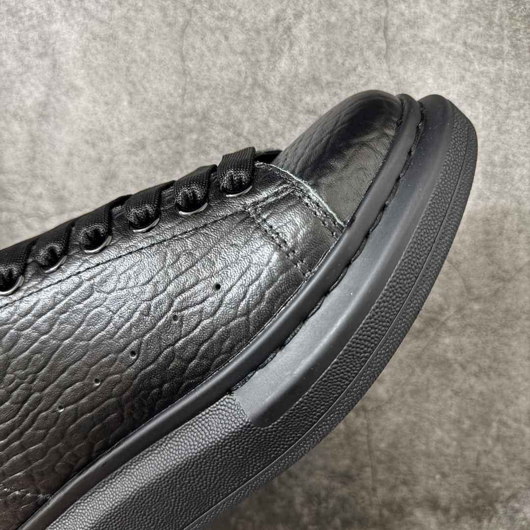 图片[6]-【HT纯原礼盒版】Alexander McQueen/亚历山大麦昆松糕鞋厚底增高小白鞋 黑象纹黑底 全黑纯黑色 全市场配色最齐(100+配色) 性价比最高 同价位品质无敌 进口丝绸亚光原版正品 水染羊皮内里 羊皮垫脚 回弹度到位 耐磨又舒适 鞋底厚4.5cm 全套原版包装 配件齐全 官方一致 凹凸定制正品原盒包装 右脚鞋舌嵌入防伪芯片装置 外盒鞋标官方二维码扫码+防伪芯片 尺码：40-45-选品中心