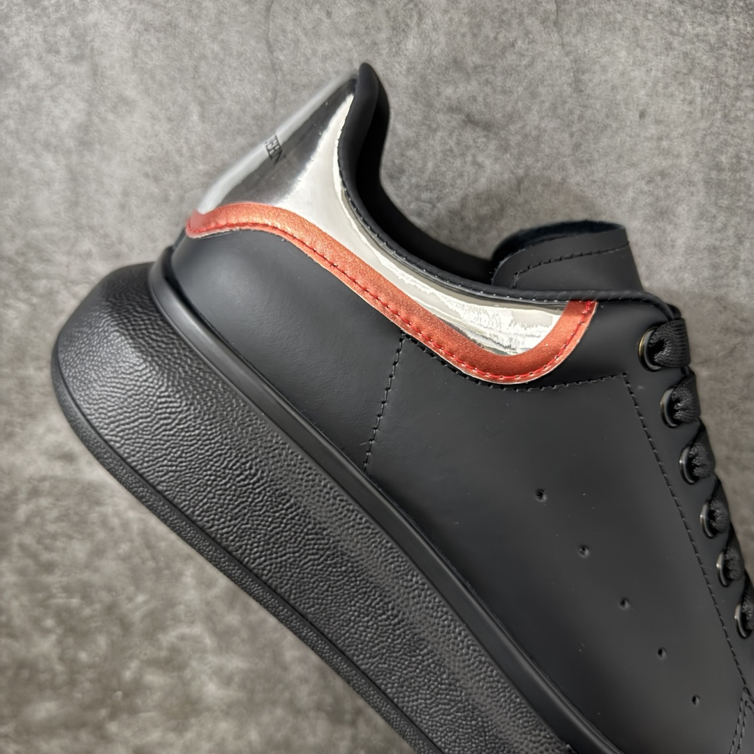 图片[7]-【HT纯原礼盒版】Alexander McQueen/亚历山大麦昆松糕鞋厚底增高小白鞋 黑银红尾 全市场配色最齐(100+配色) 性价比最高 同价位品质无敌 进口丝绸亚光原版正品 水染羊皮内里 羊皮垫脚 回弹度到位 耐磨又舒适 鞋底厚4.5cm 全套原版包装 配件齐全 官方一致 凹凸定制正品原盒包装 右脚鞋舌嵌入防伪芯片装置 外盒鞋标官方二维码扫码+防伪芯片 尺码：40-45-选品中心