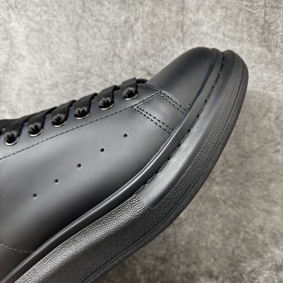 图片[6]-【HT纯原礼盒版】Alexander McQueen/亚历山大麦昆松糕鞋厚底增高小白鞋 黑银红尾 全市场配色最齐(100+配色) 性价比最高 同价位品质无敌 进口丝绸亚光原版正品 水染羊皮内里 羊皮垫脚 回弹度到位 耐磨又舒适 鞋底厚4.5cm 全套原版包装 配件齐全 官方一致 凹凸定制正品原盒包装 右脚鞋舌嵌入防伪芯片装置 外盒鞋标官方二维码扫码+防伪芯片 尺码：40-45-选品中心