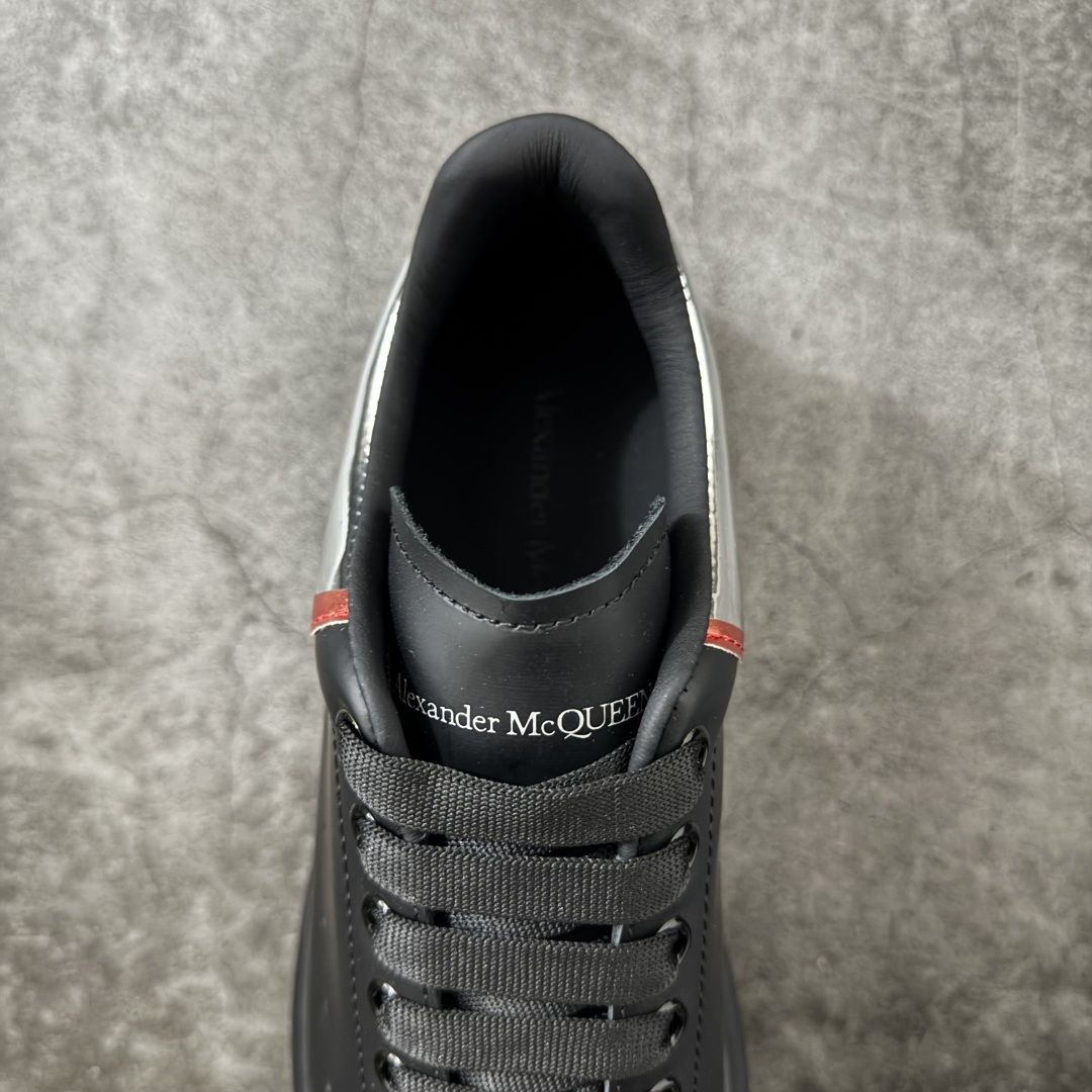 图片[8]-【HT纯原礼盒版】Alexander McQueen/亚历山大麦昆松糕鞋厚底增高小白鞋 黑银红尾 全市场配色最齐(100+配色) 性价比最高 同价位品质无敌 进口丝绸亚光原版正品 水染羊皮内里 羊皮垫脚 回弹度到位 耐磨又舒适 鞋底厚4.5cm 全套原版包装 配件齐全 官方一致 凹凸定制正品原盒包装 右脚鞋舌嵌入防伪芯片装置 外盒鞋标官方二维码扫码+防伪芯片 尺码：40-45-选品中心