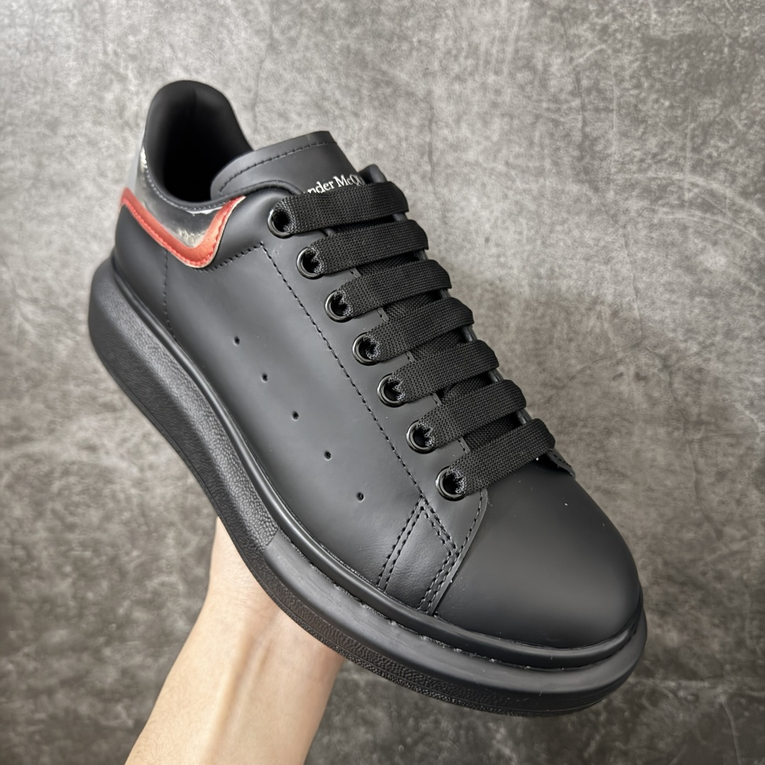 图片[3]-【HT纯原礼盒版】Alexander McQueen/亚历山大麦昆松糕鞋厚底增高小白鞋 黑银红尾 全市场配色最齐(100+配色) 性价比最高 同价位品质无敌 进口丝绸亚光原版正品 水染羊皮内里 羊皮垫脚 回弹度到位 耐磨又舒适 鞋底厚4.5cm 全套原版包装 配件齐全 官方一致 凹凸定制正品原盒包装 右脚鞋舌嵌入防伪芯片装置 外盒鞋标官方二维码扫码+防伪芯片 尺码：40-45-选品中心