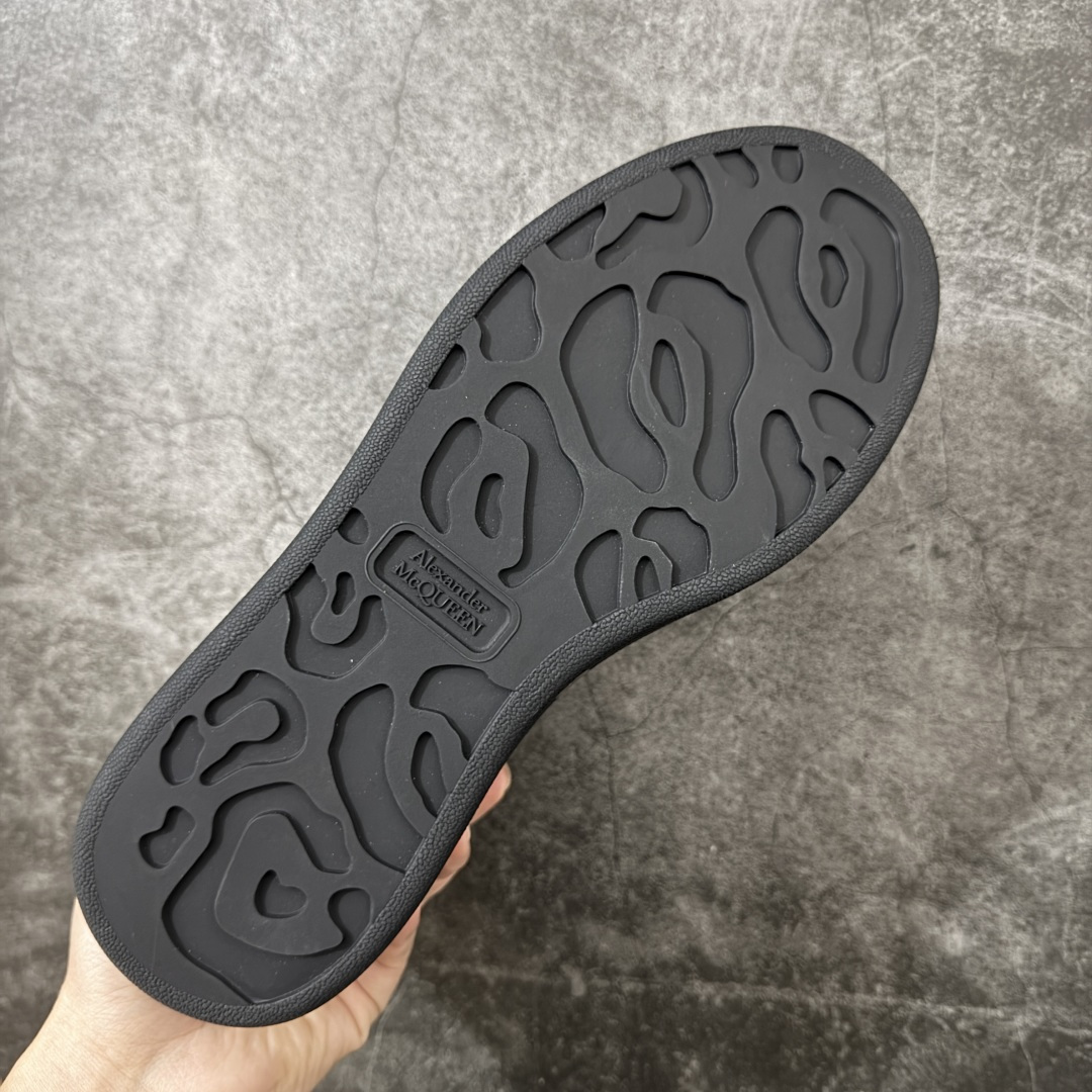 图片[9]-【HT纯原礼盒版】Alexander McQueen/亚历山大麦昆松糕鞋厚底增高小白鞋 黑银红尾 全市场配色最齐(100+配色) 性价比最高 同价位品质无敌 进口丝绸亚光原版正品 水染羊皮内里 羊皮垫脚 回弹度到位 耐磨又舒适 鞋底厚4.5cm 全套原版包装 配件齐全 官方一致 凹凸定制正品原盒包装 右脚鞋舌嵌入防伪芯片装置 外盒鞋标官方二维码扫码+防伪芯片 尺码：40-45-选品中心