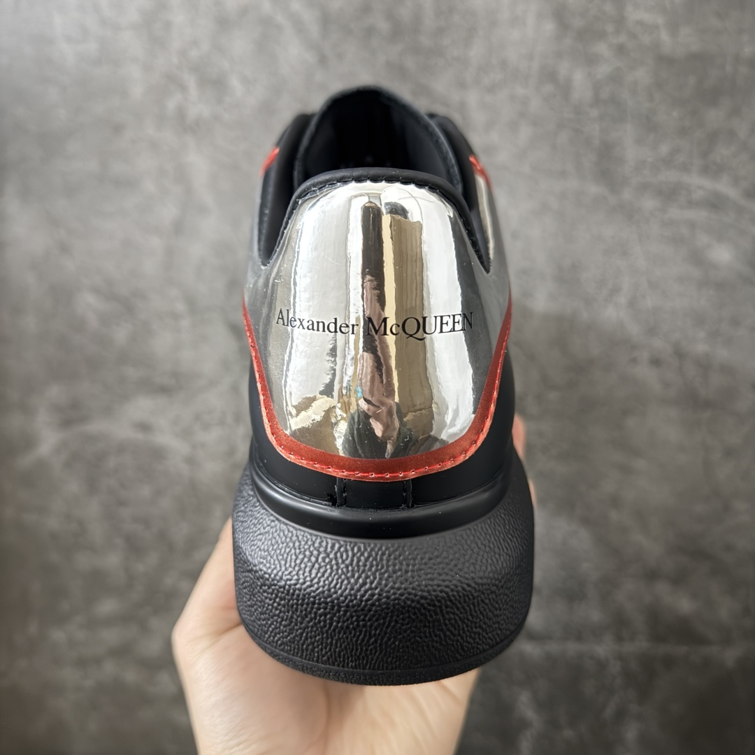 图片[4]-【HT纯原礼盒版】Alexander McQueen/亚历山大麦昆松糕鞋厚底增高小白鞋 黑银红尾 全市场配色最齐(100+配色) 性价比最高 同价位品质无敌 进口丝绸亚光原版正品 水染羊皮内里 羊皮垫脚 回弹度到位 耐磨又舒适 鞋底厚4.5cm 全套原版包装 配件齐全 官方一致 凹凸定制正品原盒包装 右脚鞋舌嵌入防伪芯片装置 外盒鞋标官方二维码扫码+防伪芯片 尺码：40-45-选品中心