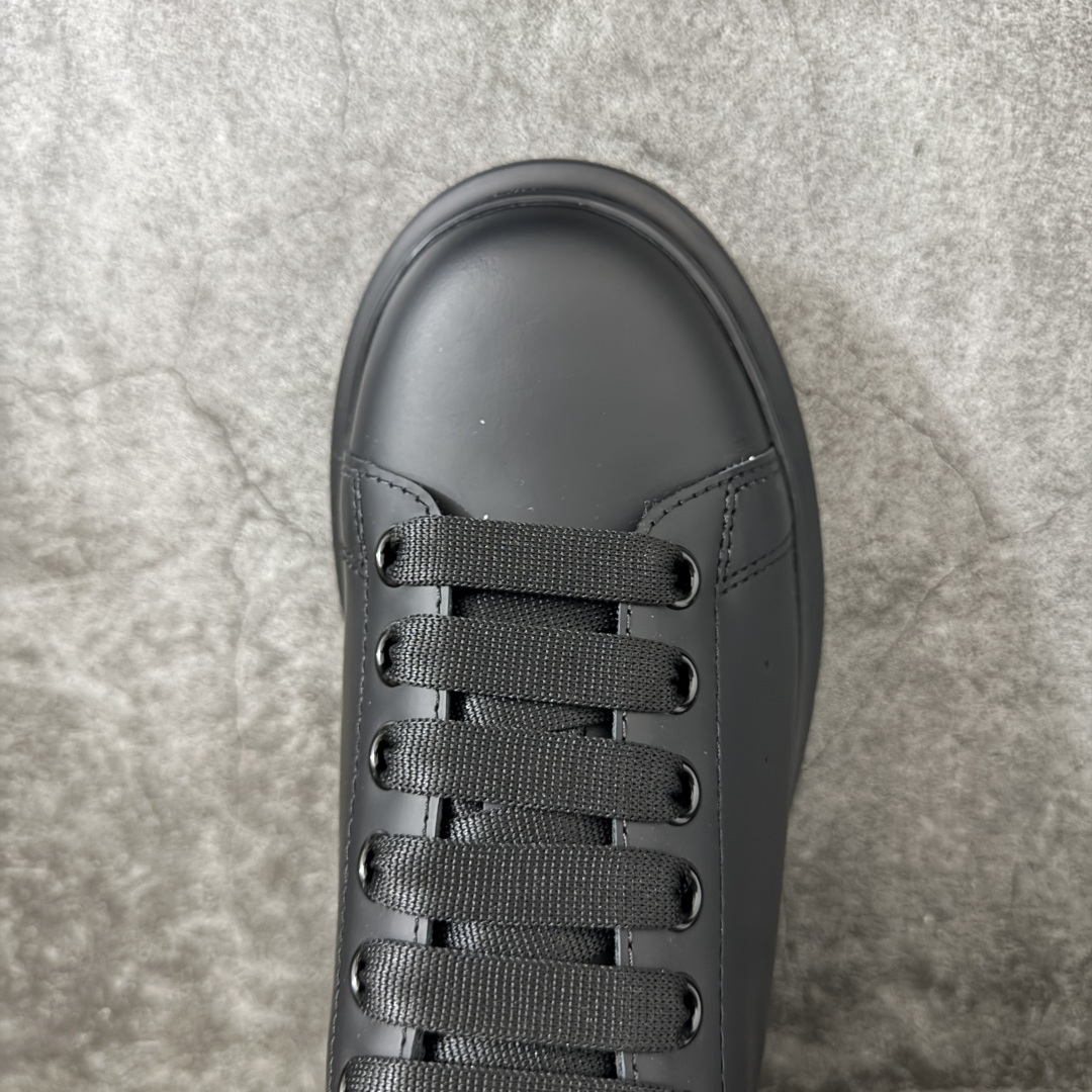 图片[5]-【HT纯原礼盒版】Alexander McQueen/亚历山大麦昆松糕鞋厚底增高小白鞋 黑银红尾 全市场配色最齐(100+配色) 性价比最高 同价位品质无敌 进口丝绸亚光原版正品 水染羊皮内里 羊皮垫脚 回弹度到位 耐磨又舒适 鞋底厚4.5cm 全套原版包装 配件齐全 官方一致 凹凸定制正品原盒包装 右脚鞋舌嵌入防伪芯片装置 外盒鞋标官方二维码扫码+防伪芯片 尺码：40-45-选品中心