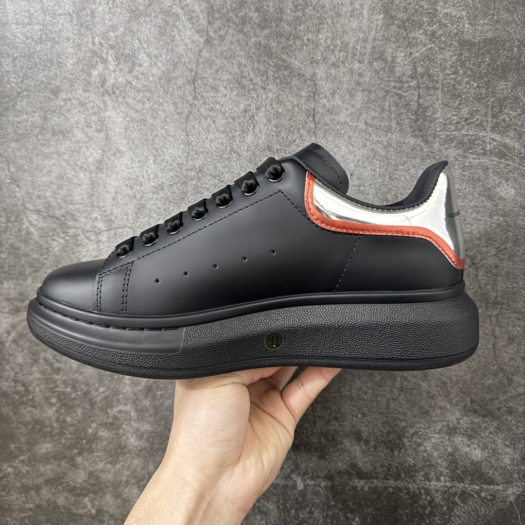 图片[2]-【HT纯原礼盒版】Alexander McQueen/亚历山大麦昆松糕鞋厚底增高小白鞋 黑银红尾 全市场配色最齐(100+配色) 性价比最高 同价位品质无敌 进口丝绸亚光原版正品 水染羊皮内里 羊皮垫脚 回弹度到位 耐磨又舒适 鞋底厚4.5cm 全套原版包装 配件齐全 官方一致 凹凸定制正品原盒包装 右脚鞋舌嵌入防伪芯片装置 外盒鞋标官方二维码扫码+防伪芯片 尺码：40-45-选品中心