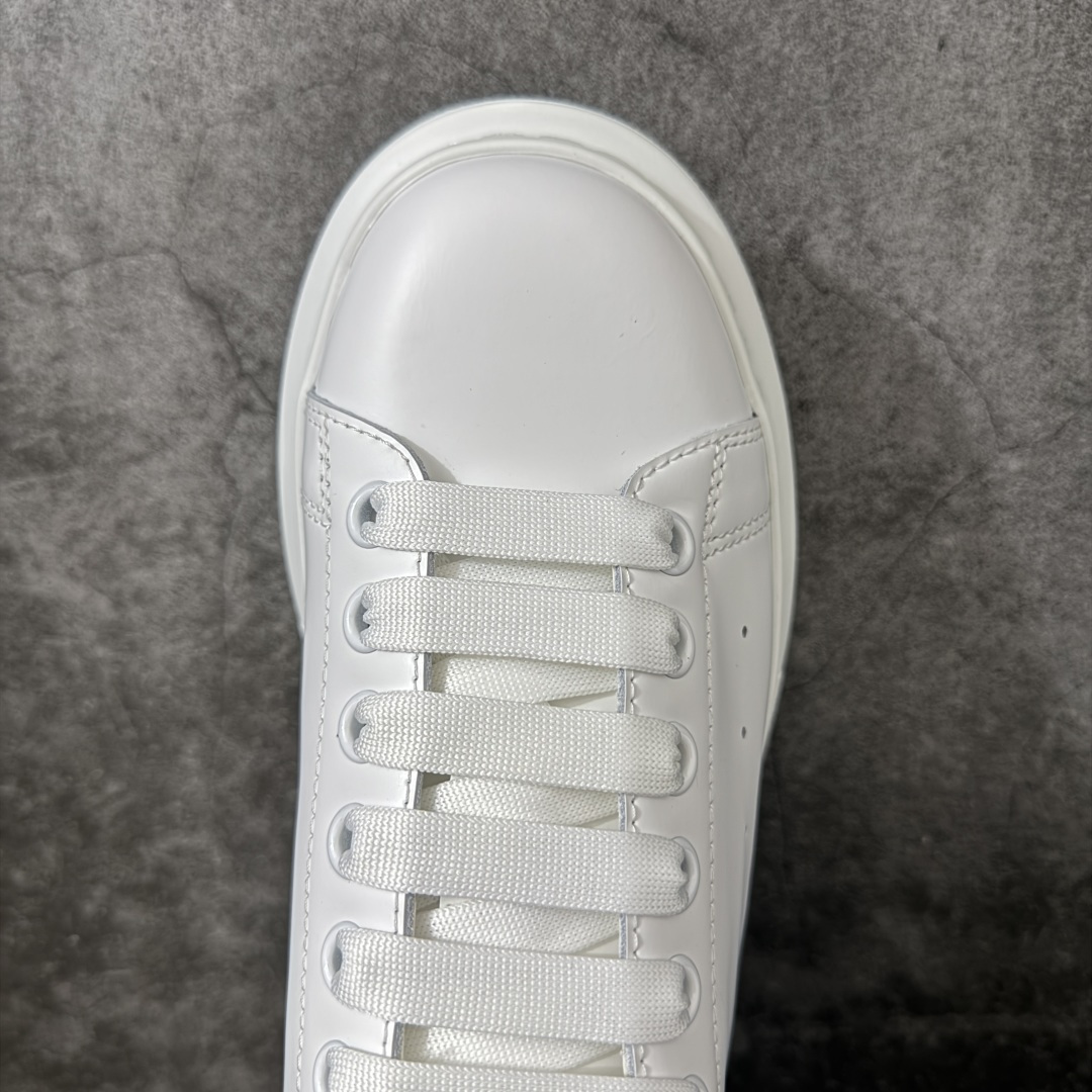 图片[5]-【HT纯原礼盒版】Alexander McQueen/亚历山大麦昆松糕鞋厚底增高小白鞋 全息印花尾 全市场配色最齐(100+配色) 性价比最高 同价位品质无敌 进口丝绸亚光原版正品 水染羊皮内里 羊皮垫脚 回弹度到位 耐磨又舒适 鞋底厚4.5cm 全套原版包装 配件齐全 官方一致 凹凸定制正品原盒包装 右脚鞋舌嵌入防伪芯片装置 外盒鞋标官方二维码扫码+防伪芯片 尺码：40-45-选品中心