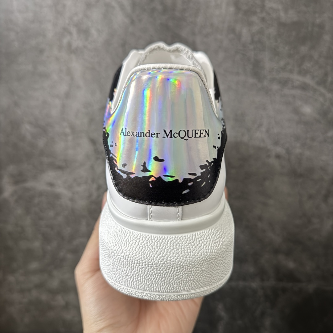 图片[4]-【HT纯原礼盒版】Alexander McQueen/亚历山大麦昆松糕鞋厚底增高小白鞋 全息印花尾 全市场配色最齐(100+配色) 性价比最高 同价位品质无敌 进口丝绸亚光原版正品 水染羊皮内里 羊皮垫脚 回弹度到位 耐磨又舒适 鞋底厚4.5cm 全套原版包装 配件齐全 官方一致 凹凸定制正品原盒包装 右脚鞋舌嵌入防伪芯片装置 外盒鞋标官方二维码扫码+防伪芯片 尺码：40-45-选品中心