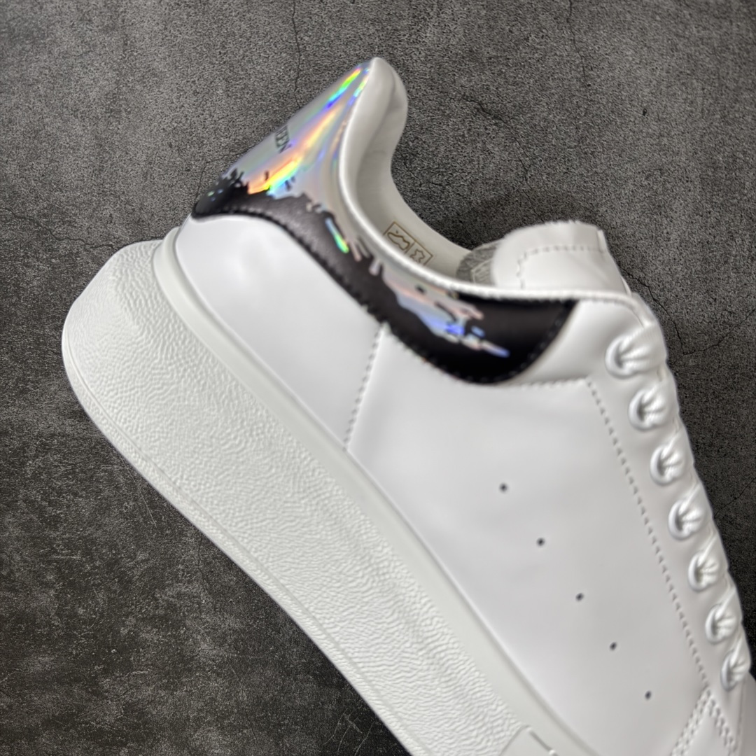 图片[7]-【HT纯原礼盒版】Alexander McQueen/亚历山大麦昆松糕鞋厚底增高小白鞋 全息印花尾 全市场配色最齐(100+配色) 性价比最高 同价位品质无敌 进口丝绸亚光原版正品 水染羊皮内里 羊皮垫脚 回弹度到位 耐磨又舒适 鞋底厚4.5cm 全套原版包装 配件齐全 官方一致 凹凸定制正品原盒包装 右脚鞋舌嵌入防伪芯片装置 外盒鞋标官方二维码扫码+防伪芯片 尺码：40-45-选品中心