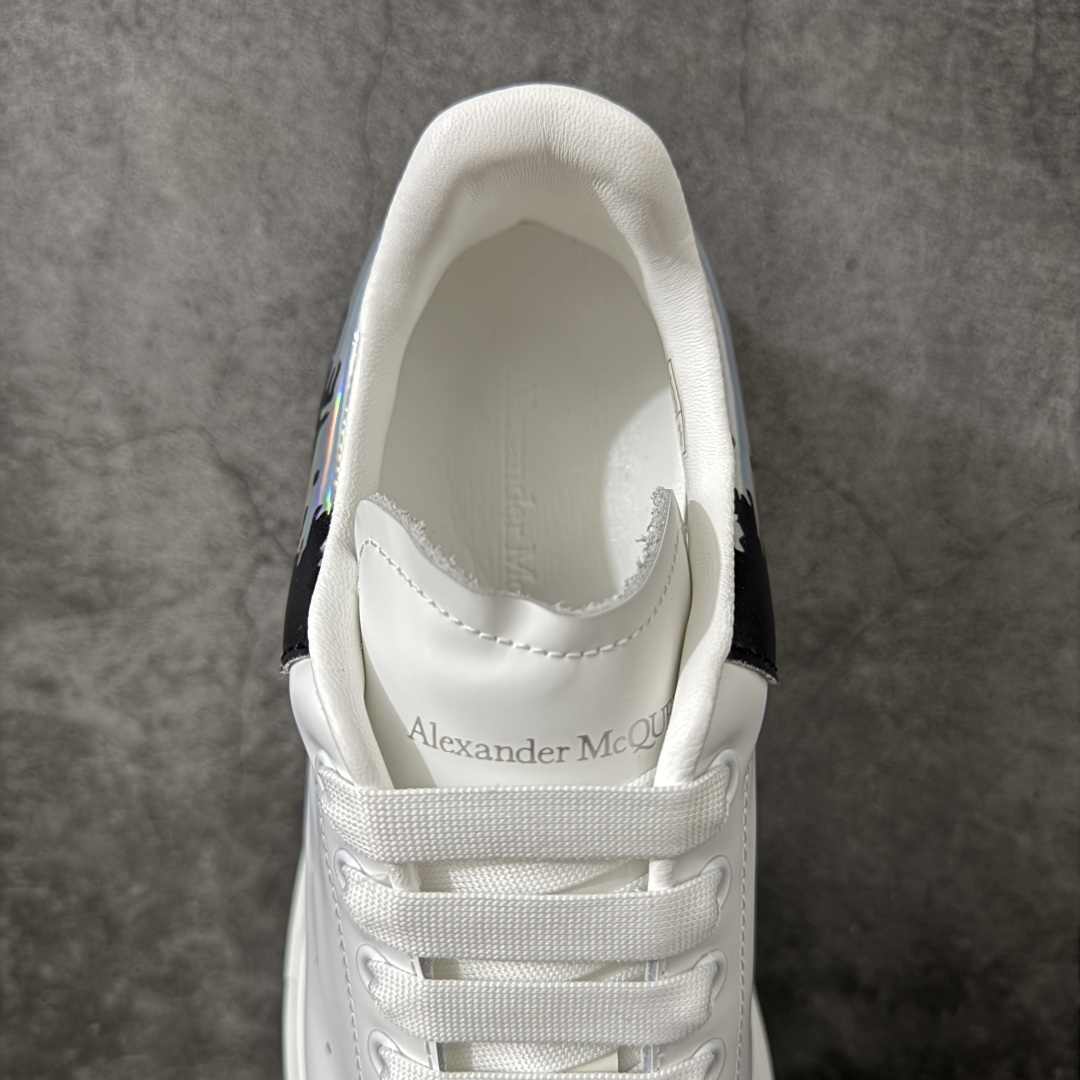 图片[8]-【HT纯原礼盒版】Alexander McQueen/亚历山大麦昆松糕鞋厚底增高小白鞋 全息印花尾 全市场配色最齐(100+配色) 性价比最高 同价位品质无敌 进口丝绸亚光原版正品 水染羊皮内里 羊皮垫脚 回弹度到位 耐磨又舒适 鞋底厚4.5cm 全套原版包装 配件齐全 官方一致 凹凸定制正品原盒包装 右脚鞋舌嵌入防伪芯片装置 外盒鞋标官方二维码扫码+防伪芯片 尺码：40-45-选品中心