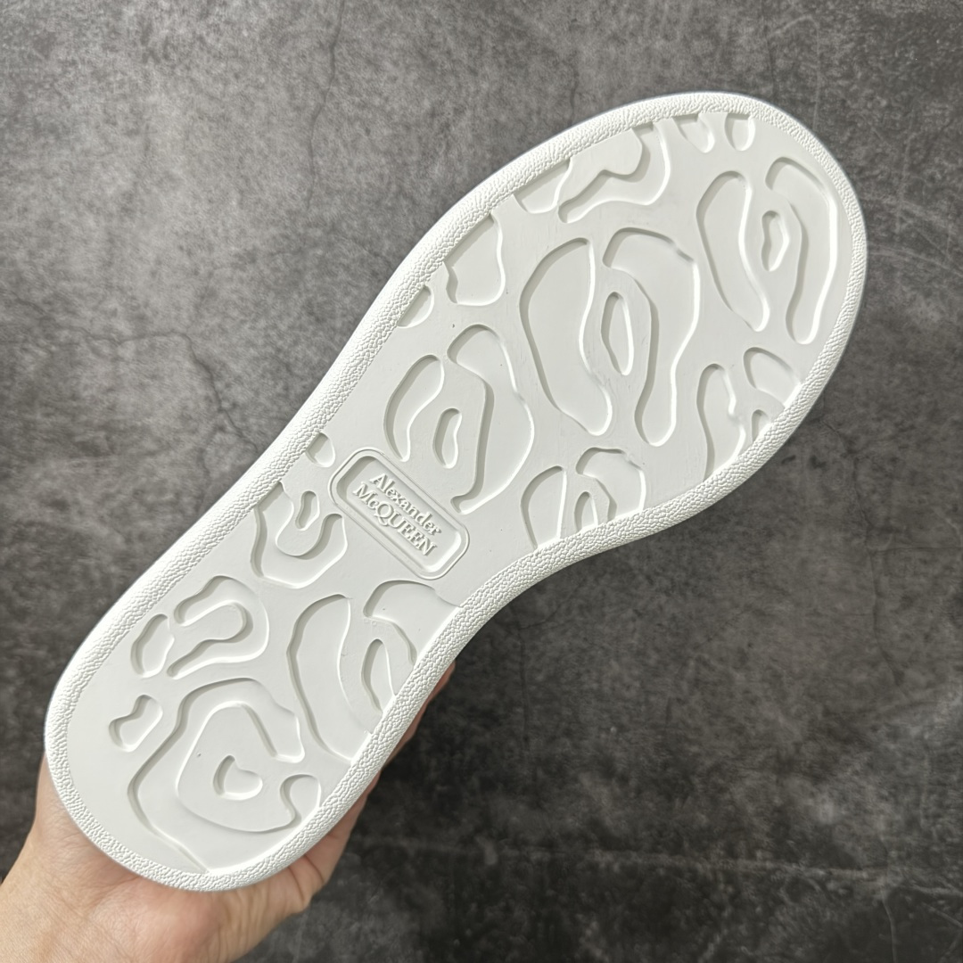 图片[9]-【HT纯原礼盒版】Alexander McQueen/亚历山大麦昆松糕鞋厚底增高小白鞋 全息印花尾 全市场配色最齐(100+配色) 性价比最高 同价位品质无敌 进口丝绸亚光原版正品 水染羊皮内里 羊皮垫脚 回弹度到位 耐磨又舒适 鞋底厚4.5cm 全套原版包装 配件齐全 官方一致 凹凸定制正品原盒包装 右脚鞋舌嵌入防伪芯片装置 外盒鞋标官方二维码扫码+防伪芯片 尺码：40-45-选品中心