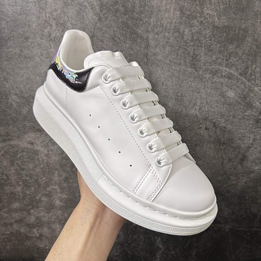 图片[3]-【HT纯原礼盒版】Alexander McQueen/亚历山大麦昆松糕鞋厚底增高小白鞋 全息印花尾 全市场配色最齐(100+配色) 性价比最高 同价位品质无敌 进口丝绸亚光原版正品 水染羊皮内里 羊皮垫脚 回弹度到位 耐磨又舒适 鞋底厚4.5cm 全套原版包装 配件齐全 官方一致 凹凸定制正品原盒包装 右脚鞋舌嵌入防伪芯片装置 外盒鞋标官方二维码扫码+防伪芯片 尺码：40-45-选品中心