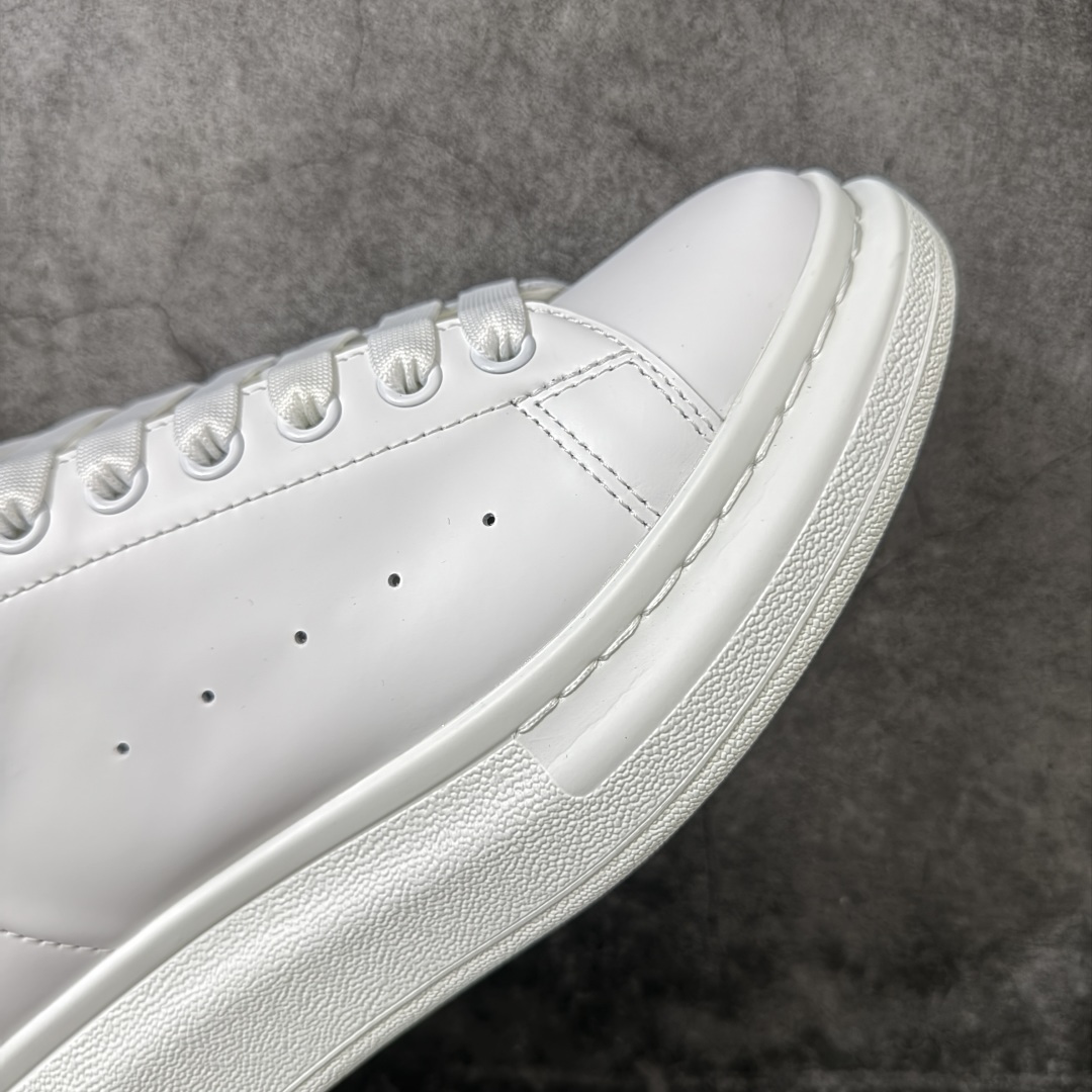 图片[6]-【HT纯原礼盒版】Alexander McQueen/亚历山大麦昆松糕鞋厚底增高小白鞋 全息印花尾 全市场配色最齐(100+配色) 性价比最高 同价位品质无敌 进口丝绸亚光原版正品 水染羊皮内里 羊皮垫脚 回弹度到位 耐磨又舒适 鞋底厚4.5cm 全套原版包装 配件齐全 官方一致 凹凸定制正品原盒包装 右脚鞋舌嵌入防伪芯片装置 外盒鞋标官方二维码扫码+防伪芯片 尺码：40-45-选品中心