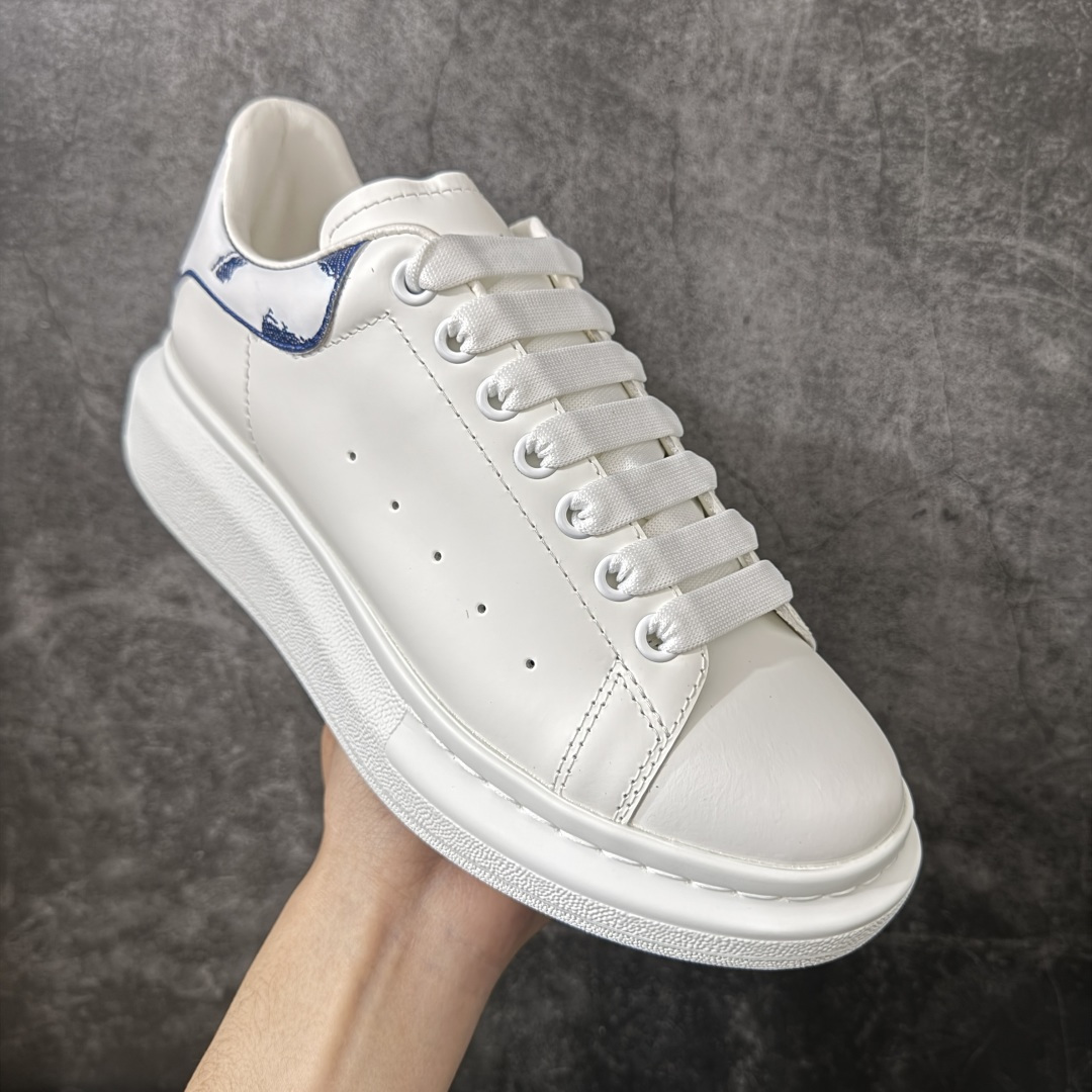 图片[3]-【HT纯原礼盒版】Alexander McQueen/亚历山大麦昆松糕鞋厚底增高小白鞋 蒙版蓝牛仔尾 全市场配色最齐(100+配色) 性价比最高 同价位品质无敌 进口丝绸亚光原版正品 水染羊皮内里 羊皮垫脚 回弹度到位 耐磨又舒适 鞋底厚4.5cm 全套原版包装 配件齐全 官方一致 凹凸定制正品原盒包装 右脚鞋舌嵌入防伪芯片装置 外盒鞋标官方二维码扫码+防伪芯片 尺码：40-45-选品中心