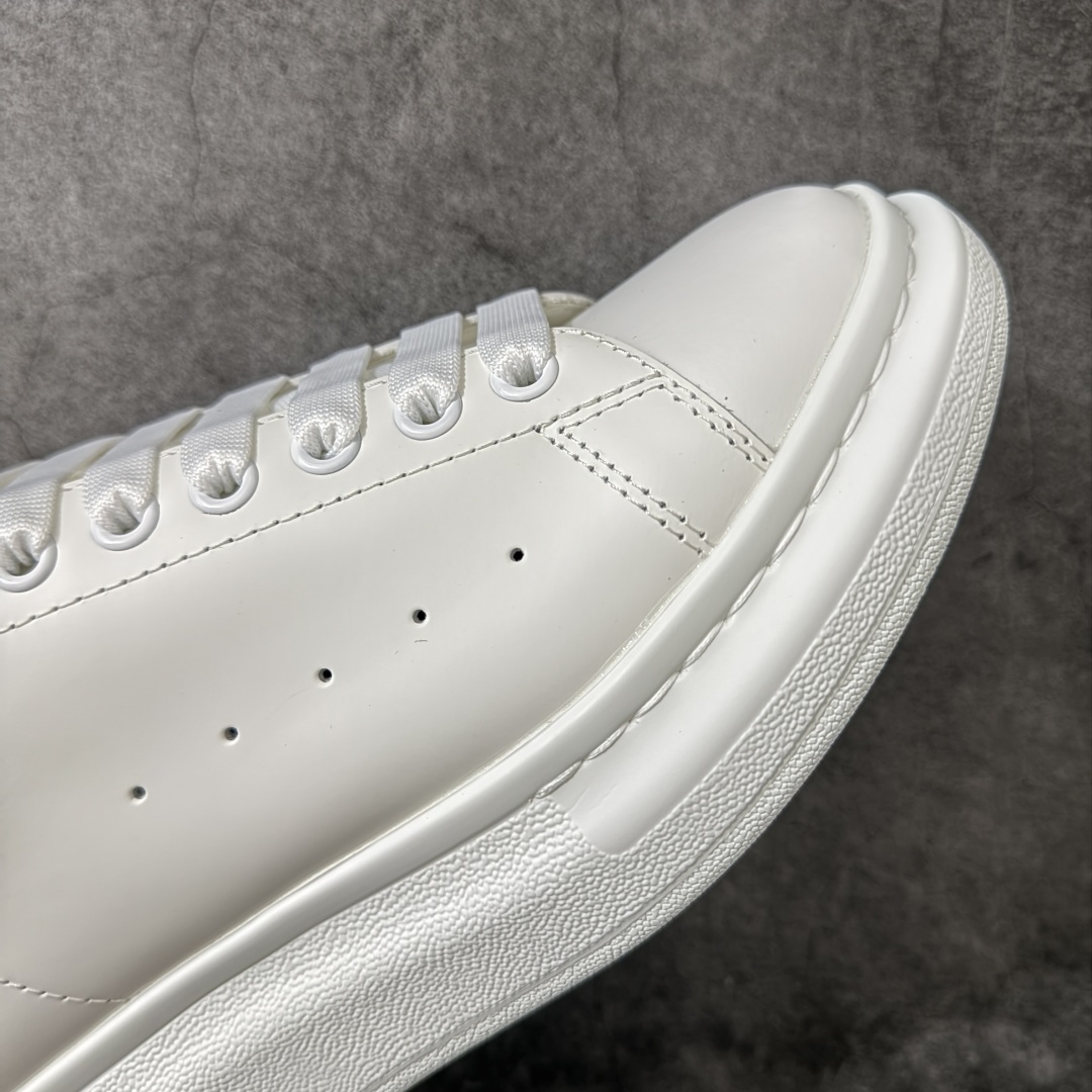 图片[6]-【HT纯原礼盒版】Alexander McQueen/亚历山大麦昆松糕鞋厚底增高小白鞋 蒙版蓝牛仔尾 全市场配色最齐(100+配色) 性价比最高 同价位品质无敌 进口丝绸亚光原版正品 水染羊皮内里 羊皮垫脚 回弹度到位 耐磨又舒适 鞋底厚4.5cm 全套原版包装 配件齐全 官方一致 凹凸定制正品原盒包装 右脚鞋舌嵌入防伪芯片装置 外盒鞋标官方二维码扫码+防伪芯片 尺码：40-45-选品中心