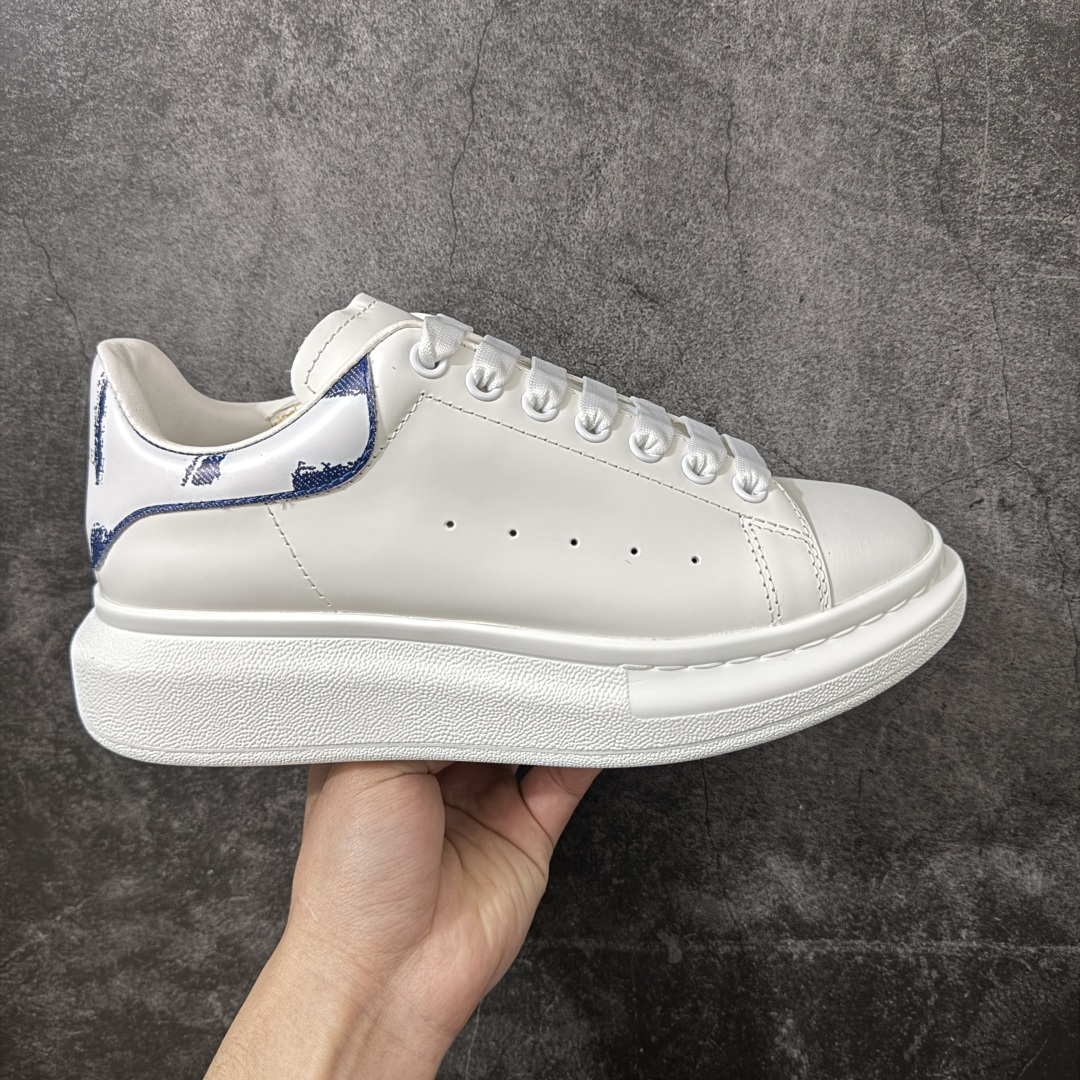 【HT纯原礼盒版】Alexander McQueen/亚历山大麦昆松糕鞋厚底增高小白鞋 蒙版蓝牛仔尾 全市场配色最齐(100+配色) 性价比最高 同价位品质无敌 进口丝绸亚光原版正品 水染羊皮内里 羊皮垫脚 回弹度到位 耐磨又舒适 鞋底厚4.5cm 全套原版包装 配件齐全 官方一致 凹凸定制正品原盒包装 右脚鞋舌嵌入防伪芯片装置 外盒鞋标官方二维码扫码+防伪芯片 尺码：40-45-选品中心