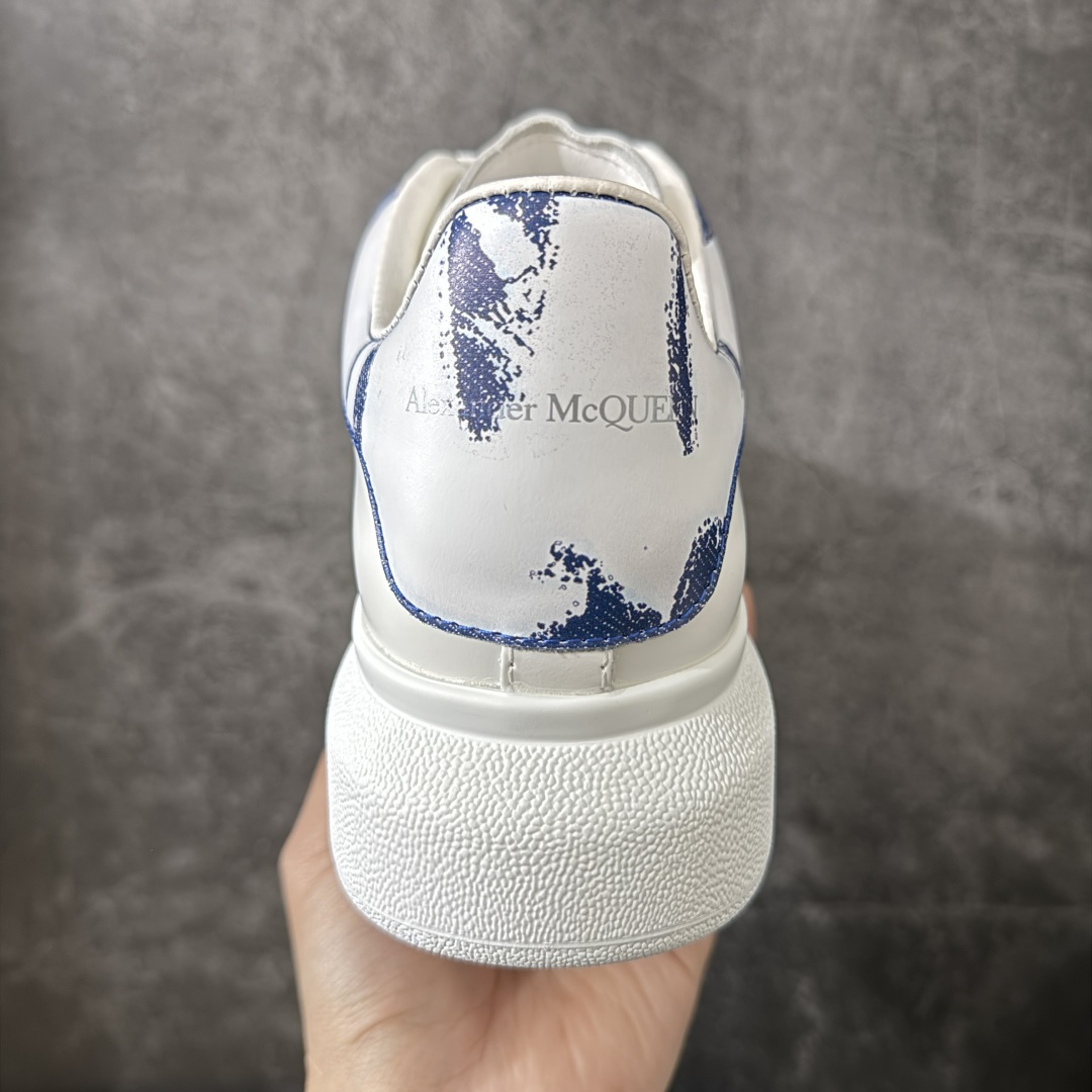 图片[4]-【HT纯原礼盒版】Alexander McQueen/亚历山大麦昆松糕鞋厚底增高小白鞋 蒙版蓝牛仔尾 全市场配色最齐(100+配色) 性价比最高 同价位品质无敌 进口丝绸亚光原版正品 水染羊皮内里 羊皮垫脚 回弹度到位 耐磨又舒适 鞋底厚4.5cm 全套原版包装 配件齐全 官方一致 凹凸定制正品原盒包装 右脚鞋舌嵌入防伪芯片装置 外盒鞋标官方二维码扫码+防伪芯片 尺码：40-45-选品中心