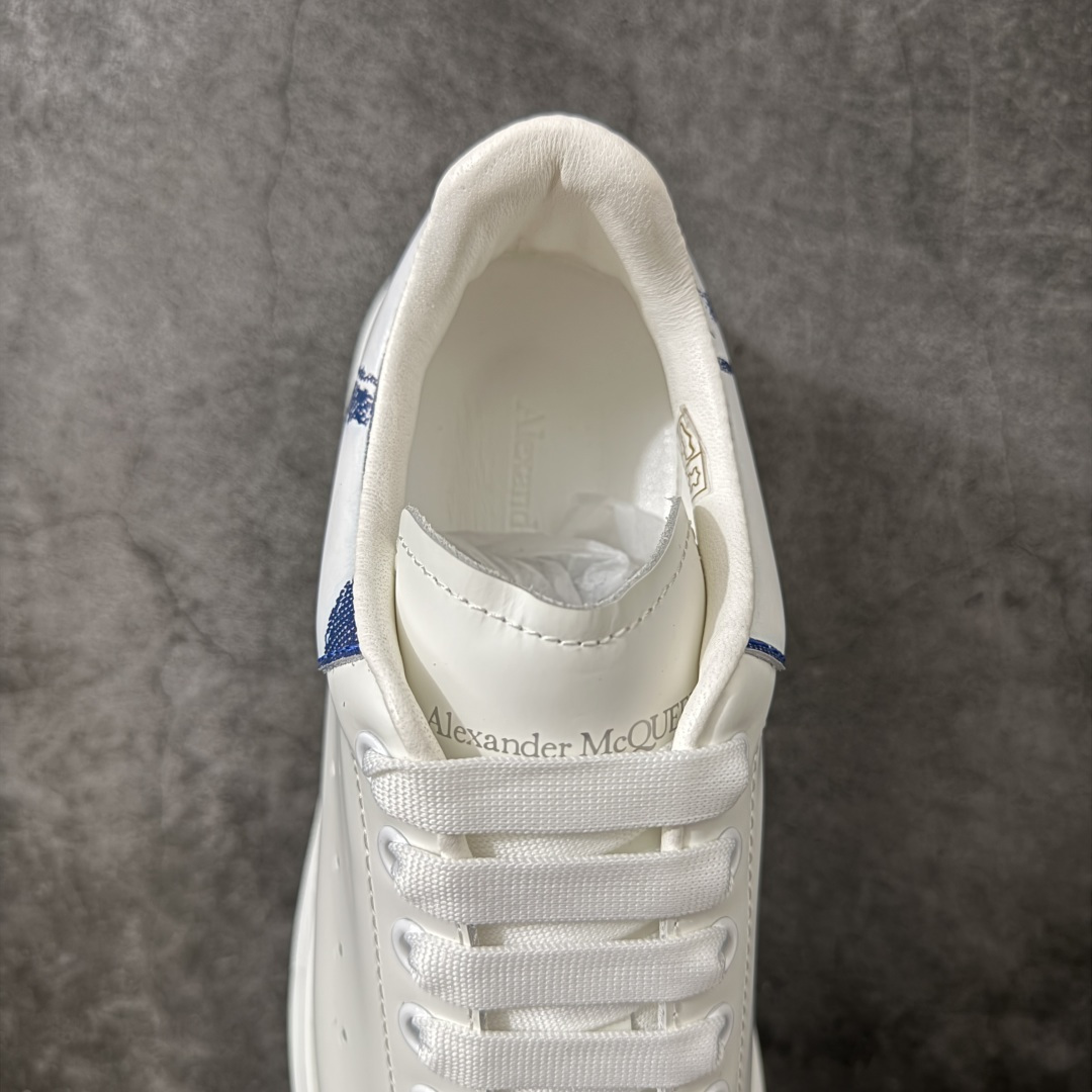 图片[8]-【HT纯原礼盒版】Alexander McQueen/亚历山大麦昆松糕鞋厚底增高小白鞋 蒙版蓝牛仔尾 全市场配色最齐(100+配色) 性价比最高 同价位品质无敌 进口丝绸亚光原版正品 水染羊皮内里 羊皮垫脚 回弹度到位 耐磨又舒适 鞋底厚4.5cm 全套原版包装 配件齐全 官方一致 凹凸定制正品原盒包装 右脚鞋舌嵌入防伪芯片装置 外盒鞋标官方二维码扫码+防伪芯片 尺码：40-45-选品中心