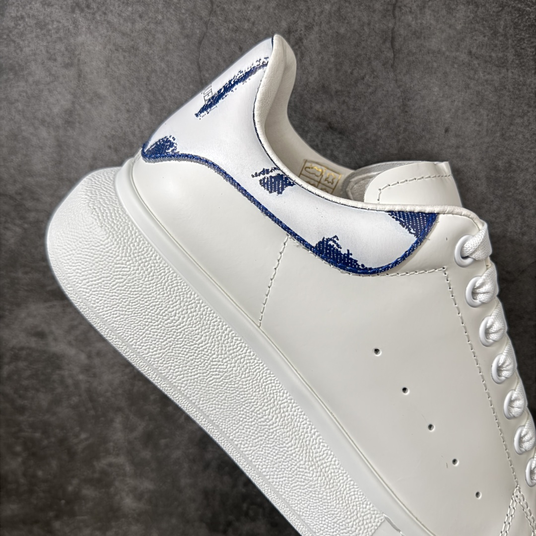 图片[7]-【HT纯原礼盒版】Alexander McQueen/亚历山大麦昆松糕鞋厚底增高小白鞋 蒙版蓝牛仔尾 全市场配色最齐(100+配色) 性价比最高 同价位品质无敌 进口丝绸亚光原版正品 水染羊皮内里 羊皮垫脚 回弹度到位 耐磨又舒适 鞋底厚4.5cm 全套原版包装 配件齐全 官方一致 凹凸定制正品原盒包装 右脚鞋舌嵌入防伪芯片装置 外盒鞋标官方二维码扫码+防伪芯片 尺码：40-45-选品中心