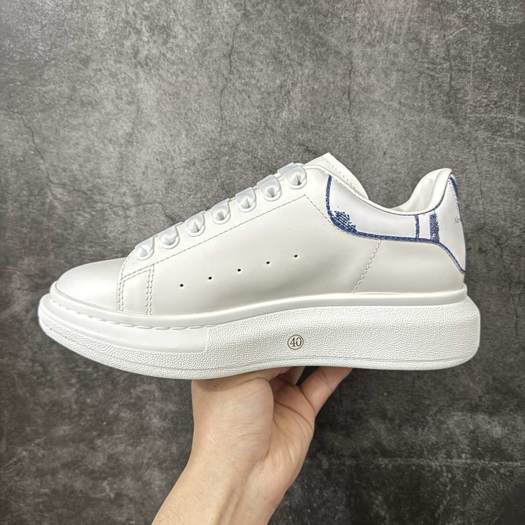 图片[2]-【HT纯原礼盒版】Alexander McQueen/亚历山大麦昆松糕鞋厚底增高小白鞋 蒙版蓝牛仔尾 全市场配色最齐(100+配色) 性价比最高 同价位品质无敌 进口丝绸亚光原版正品 水染羊皮内里 羊皮垫脚 回弹度到位 耐磨又舒适 鞋底厚4.5cm 全套原版包装 配件齐全 官方一致 凹凸定制正品原盒包装 右脚鞋舌嵌入防伪芯片装置 外盒鞋标官方二维码扫码+防伪芯片 尺码：40-45-选品中心