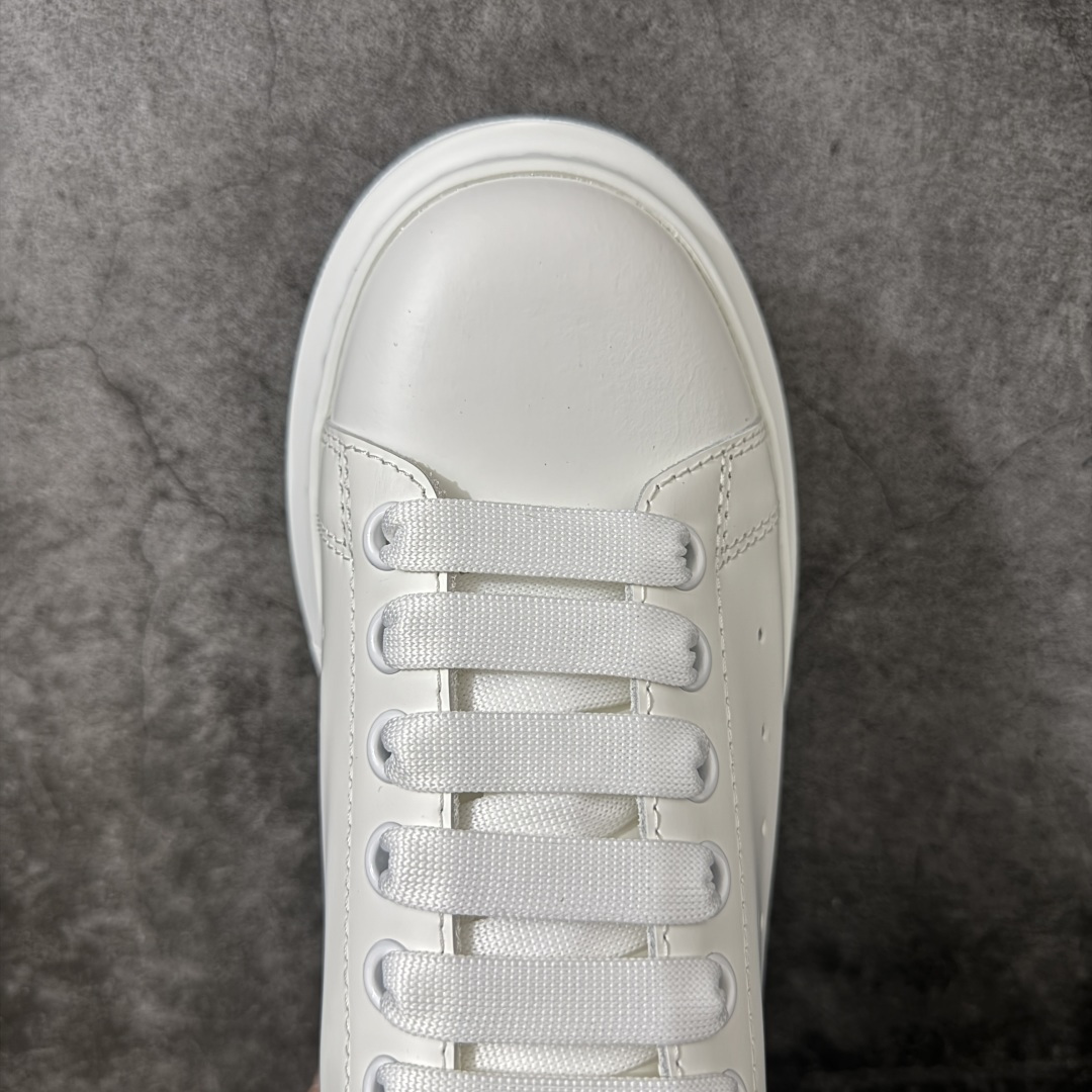 图片[5]-【HT纯原礼盒版】Alexander McQueen/亚历山大麦昆松糕鞋厚底增高小白鞋 蒙版蓝牛仔尾 全市场配色最齐(100+配色) 性价比最高 同价位品质无敌 进口丝绸亚光原版正品 水染羊皮内里 羊皮垫脚 回弹度到位 耐磨又舒适 鞋底厚4.5cm 全套原版包装 配件齐全 官方一致 凹凸定制正品原盒包装 右脚鞋舌嵌入防伪芯片装置 外盒鞋标官方二维码扫码+防伪芯片 尺码：40-45-选品中心