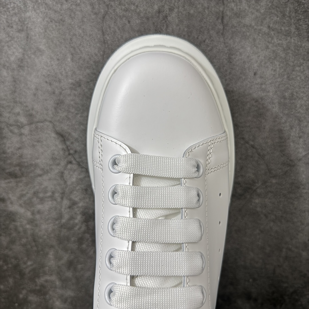 图片[5]-【HT纯原礼盒版】Alexander McQueen/亚历山大麦昆松糕鞋厚底增高小白鞋 咖啡绒尾尾 全市场配色最齐(100+配色) 性价比最高 同价位品质无敌 进口丝绸亚光原版正品 水染羊皮内里 羊皮垫脚 回弹度到位 耐磨又舒适 鞋底厚4.5cm 全套原版包装 配件齐全 官方一致 凹凸定制正品原盒包装 右脚鞋舌嵌入防伪芯片装置 外盒鞋标官方二维码扫码+防伪芯片 尺码：35-45-选品中心