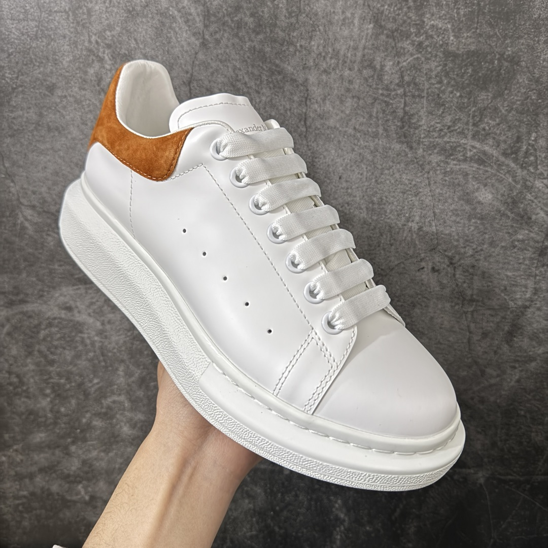 图片[3]-【HT纯原礼盒版】Alexander McQueen/亚历山大麦昆松糕鞋厚底增高小白鞋 咖啡绒尾尾 全市场配色最齐(100+配色) 性价比最高 同价位品质无敌 进口丝绸亚光原版正品 水染羊皮内里 羊皮垫脚 回弹度到位 耐磨又舒适 鞋底厚4.5cm 全套原版包装 配件齐全 官方一致 凹凸定制正品原盒包装 右脚鞋舌嵌入防伪芯片装置 外盒鞋标官方二维码扫码+防伪芯片 尺码：35-45-选品中心