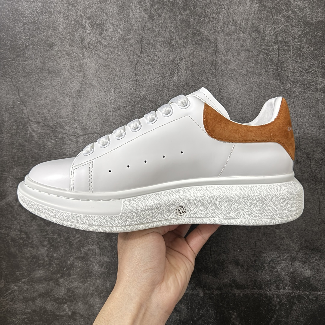 图片[2]-【HT纯原礼盒版】Alexander McQueen/亚历山大麦昆松糕鞋厚底增高小白鞋 咖啡绒尾尾 全市场配色最齐(100+配色) 性价比最高 同价位品质无敌 进口丝绸亚光原版正品 水染羊皮内里 羊皮垫脚 回弹度到位 耐磨又舒适 鞋底厚4.5cm 全套原版包装 配件齐全 官方一致 凹凸定制正品原盒包装 右脚鞋舌嵌入防伪芯片装置 外盒鞋标官方二维码扫码+防伪芯片 尺码：35-45-选品中心