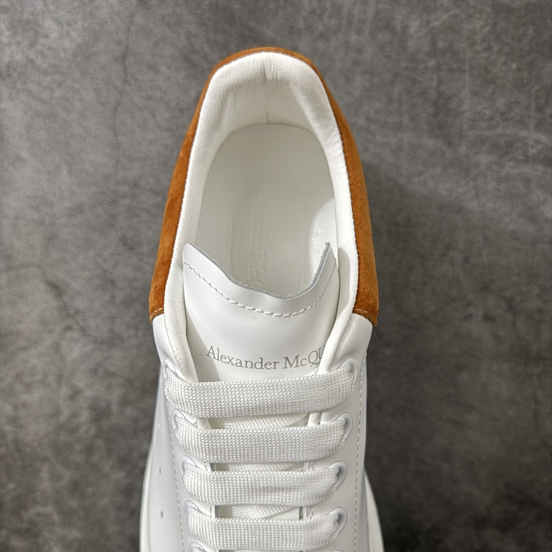 图片[8]-【HT纯原礼盒版】Alexander McQueen/亚历山大麦昆松糕鞋厚底增高小白鞋 咖啡绒尾尾 全市场配色最齐(100+配色) 性价比最高 同价位品质无敌 进口丝绸亚光原版正品 水染羊皮内里 羊皮垫脚 回弹度到位 耐磨又舒适 鞋底厚4.5cm 全套原版包装 配件齐全 官方一致 凹凸定制正品原盒包装 右脚鞋舌嵌入防伪芯片装置 外盒鞋标官方二维码扫码+防伪芯片 尺码：35-45-选品中心