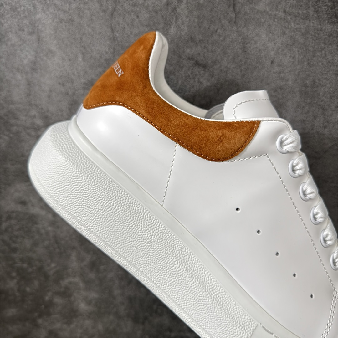 图片[7]-【HT纯原礼盒版】Alexander McQueen/亚历山大麦昆松糕鞋厚底增高小白鞋 咖啡绒尾尾 全市场配色最齐(100+配色) 性价比最高 同价位品质无敌 进口丝绸亚光原版正品 水染羊皮内里 羊皮垫脚 回弹度到位 耐磨又舒适 鞋底厚4.5cm 全套原版包装 配件齐全 官方一致 凹凸定制正品原盒包装 右脚鞋舌嵌入防伪芯片装置 外盒鞋标官方二维码扫码+防伪芯片 尺码：35-45-选品中心