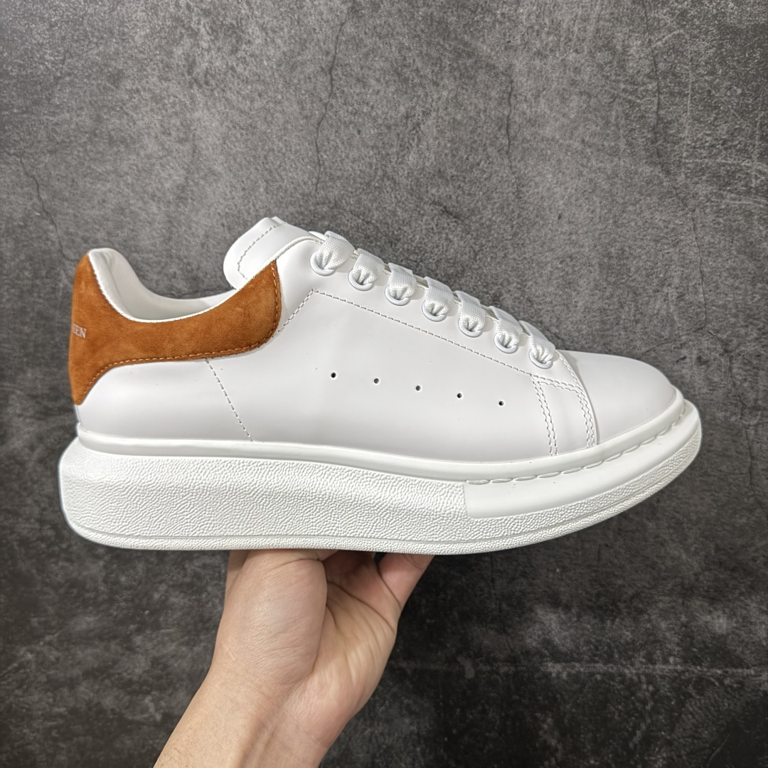 【HT纯原礼盒版】Alexander McQueen/亚历山大麦昆松糕鞋厚底增高小白鞋 咖啡绒尾尾 全市场配色最齐(100+配色) 性价比最高 同价位品质无敌 进口丝绸亚光原版正品 水染羊皮内里 羊皮垫脚 回弹度到位 耐磨又舒适 鞋底厚4.5cm 全套原版包装 配件齐全 官方一致 凹凸定制正品原盒包装 右脚鞋舌嵌入防伪芯片装置 外盒鞋标官方二维码扫码+防伪芯片 尺码：35-45-选品中心