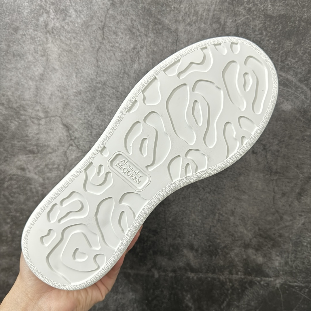 图片[9]-【HT纯原礼盒版】Alexander McQueen/亚历山大麦昆松糕鞋厚底增高小白鞋 咖啡绒尾尾 全市场配色最齐(100+配色) 性价比最高 同价位品质无敌 进口丝绸亚光原版正品 水染羊皮内里 羊皮垫脚 回弹度到位 耐磨又舒适 鞋底厚4.5cm 全套原版包装 配件齐全 官方一致 凹凸定制正品原盒包装 右脚鞋舌嵌入防伪芯片装置 外盒鞋标官方二维码扫码+防伪芯片 尺码：35-45-选品中心