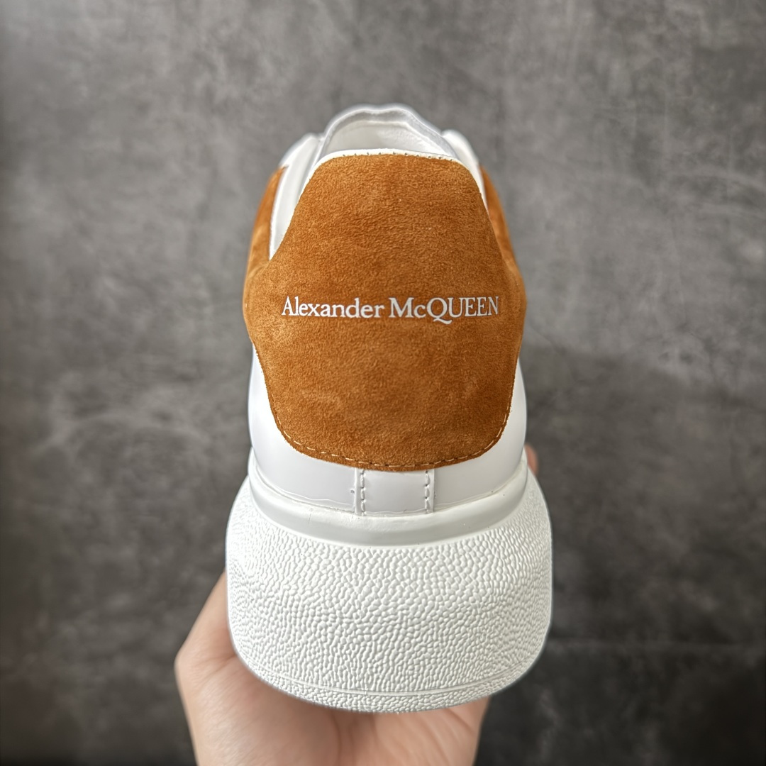图片[4]-【HT纯原礼盒版】Alexander McQueen/亚历山大麦昆松糕鞋厚底增高小白鞋 咖啡绒尾尾 全市场配色最齐(100+配色) 性价比最高 同价位品质无敌 进口丝绸亚光原版正品 水染羊皮内里 羊皮垫脚 回弹度到位 耐磨又舒适 鞋底厚4.5cm 全套原版包装 配件齐全 官方一致 凹凸定制正品原盒包装 右脚鞋舌嵌入防伪芯片装置 外盒鞋标官方二维码扫码+防伪芯片 尺码：35-45-选品中心