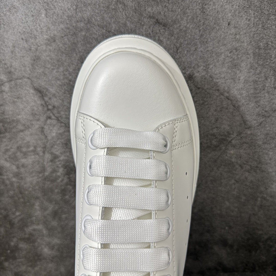 图片[5]-【HT纯原礼盒版】Alexander McQueen/亚历山大麦昆松糕鞋厚底增高小白鞋 灰绒鳄鱼纹尾 全市场配色最齐(100+配色) 性价比最高 同价位品质无敌 进口丝绸亚光原版正品 水染羊皮内里 羊皮垫脚 回弹度到位 耐磨又舒适 鞋底厚4.5cm 全套原版包装 配件齐全 官方一致 凹凸定制正品原盒包装 右脚鞋舌嵌入防伪芯片装置 外盒鞋标官方二维码扫码+防伪芯片 尺码：35-45-选品中心