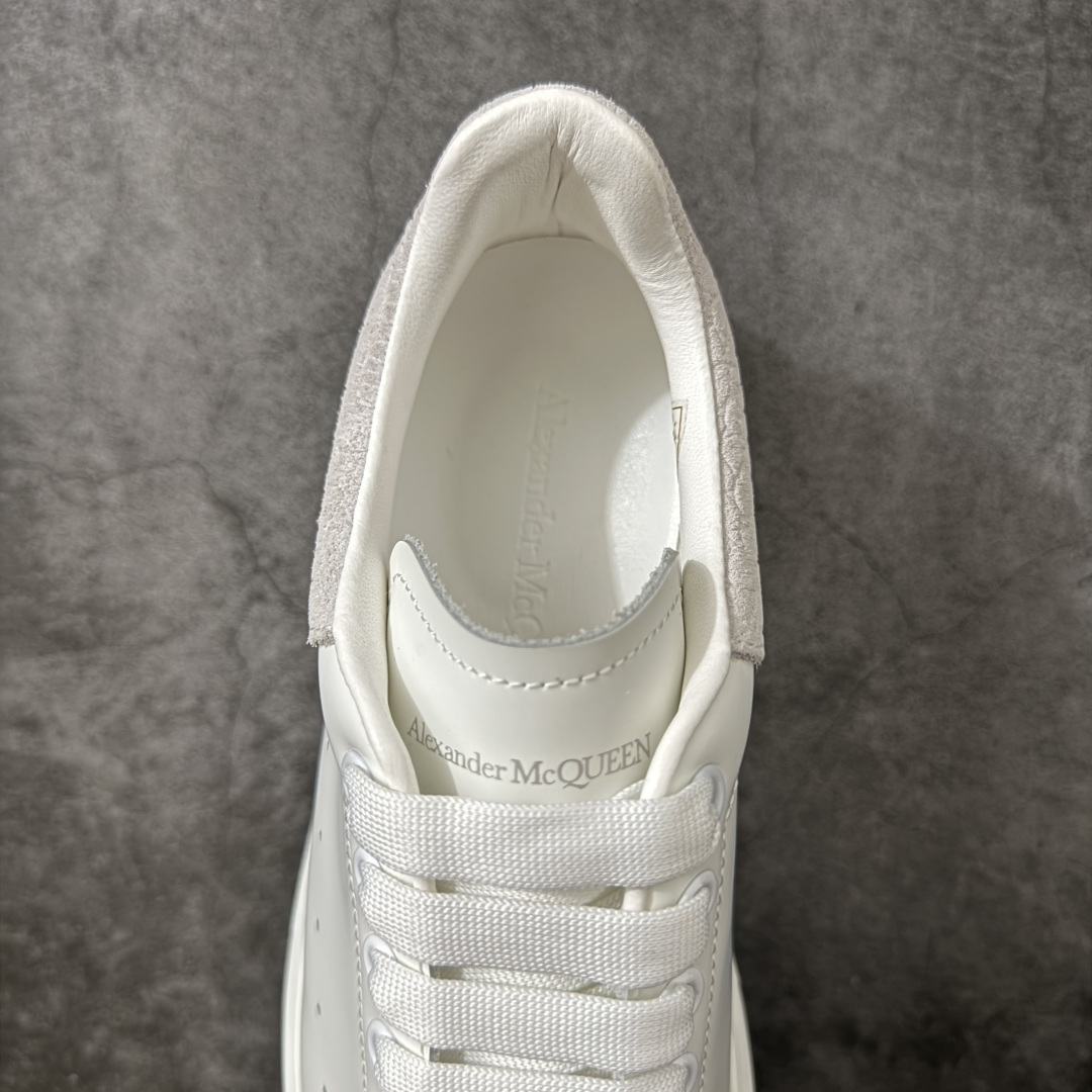 图片[8]-【HT纯原礼盒版】Alexander McQueen/亚历山大麦昆松糕鞋厚底增高小白鞋 灰绒鳄鱼纹尾 全市场配色最齐(100+配色) 性价比最高 同价位品质无敌 进口丝绸亚光原版正品 水染羊皮内里 羊皮垫脚 回弹度到位 耐磨又舒适 鞋底厚4.5cm 全套原版包装 配件齐全 官方一致 凹凸定制正品原盒包装 右脚鞋舌嵌入防伪芯片装置 外盒鞋标官方二维码扫码+防伪芯片 尺码：35-45-选品中心